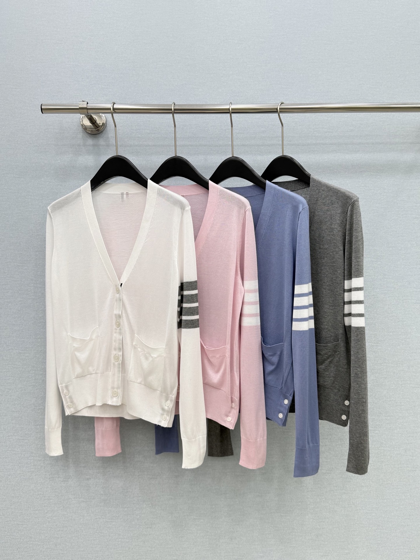 🛒𝐍𝐄𝐖 · 𝟐𝟎𝟐6/爆款现货【原版定制】Tb ｜2026新品专柜圆领经典弹力针织开衫 系列款定制YB