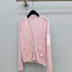 🛒𝐍𝐄𝐖 · 𝟐𝟎𝟐6/爆款现货【原版定制】Tb |2026新品专柜圆领经典弹力针织开衫 系列款定制YB 🛒𝐍𝐄𝐖 · 𝟐𝟎𝟐6/爆款现货【原版定制】Tb |2026新品专柜圆领经典弹力针织开衫 系列款定制YB