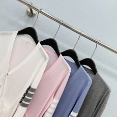 🛒𝐍𝐄𝐖 · 𝟐𝟎𝟐6/爆款现货【原版定制】Tb |2026新品专柜圆领经典弹力针织开衫 系列款定制YB 🛒𝐍𝐄𝐖 · 𝟐𝟎𝟐6/爆款现货【原版定制】Tb |2026新品专柜圆领经典弹力针织开衫 系列款定制YB