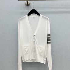 🛒𝐍𝐄𝐖 · 𝟐𝟎𝟐6/爆款现货【原版定制】Tb |2026新品专柜圆领经典弹力针织开衫 系列款定制YB 🛒𝐍𝐄𝐖 · 𝟐𝟎𝟐6/爆款现货【原版定制】Tb |2026新品专柜圆领经典弹力针织开衫 系列款定制YB