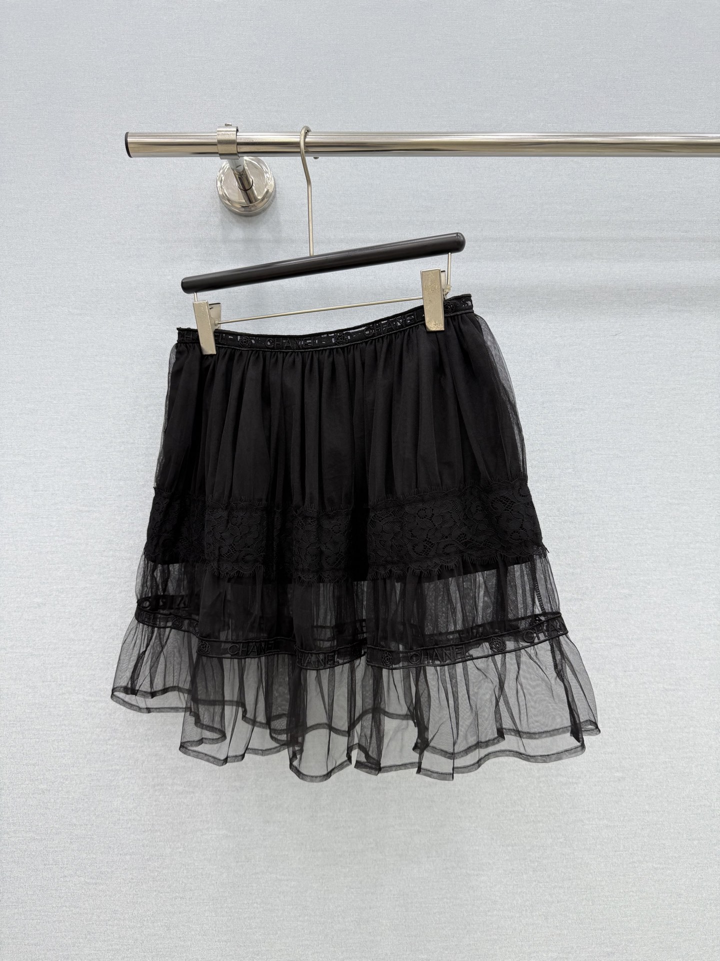 🛒𝐍𝐄𝐖 · 𝟐𝟎𝟐6/爆款现货【原单品质】Cha*｜26春夏新款经典蕾丝刺绣网纱半裙清新经典的色系  