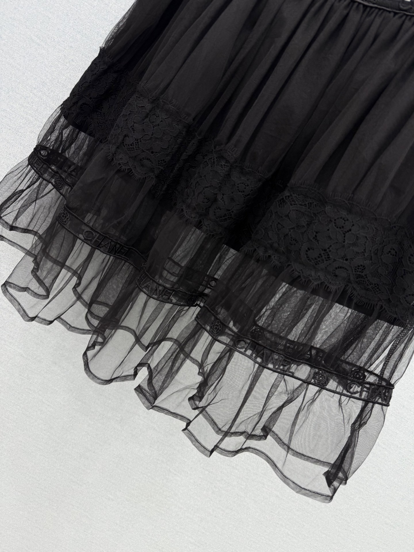 🛒𝐍𝐄𝐖 · 𝟐𝟎𝟐6/爆款现货【原单品质】Cha*｜26春夏新款经典蕾丝刺绣网纱半裙清新经典的色系  