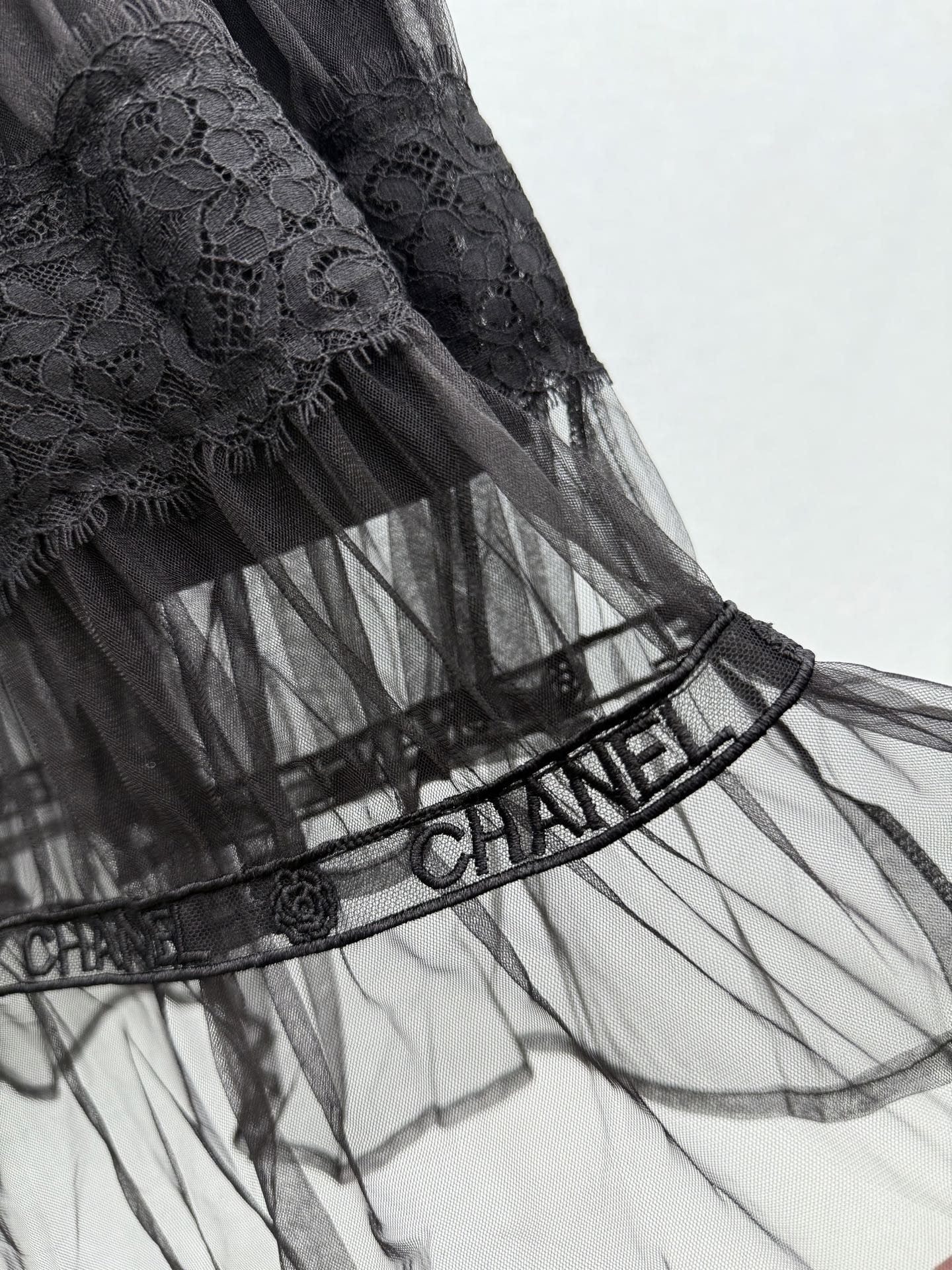 🛒𝐍𝐄𝐖 · 𝟐𝟎𝟐6/爆款现货【原单品质】Cha*｜26春夏新款经典蕾丝刺绣网纱半裙清新经典的色系  