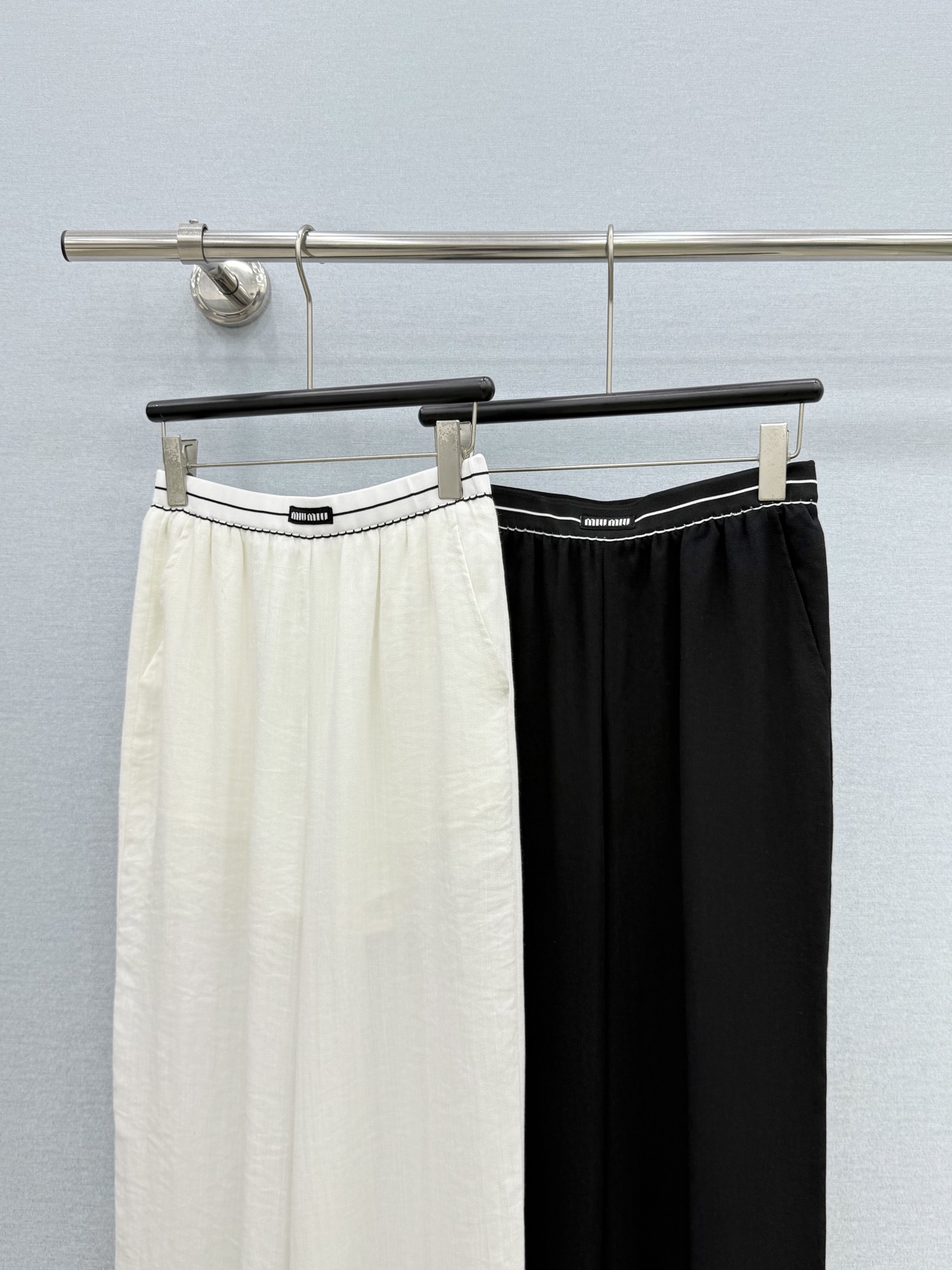 🛒𝐍𝐄𝐖 · 𝟐𝟎𝟐6/爆款现货原单品质  Miu*｜2026新品棉麻休闲裤常规设计  经典高级肌理细腻
