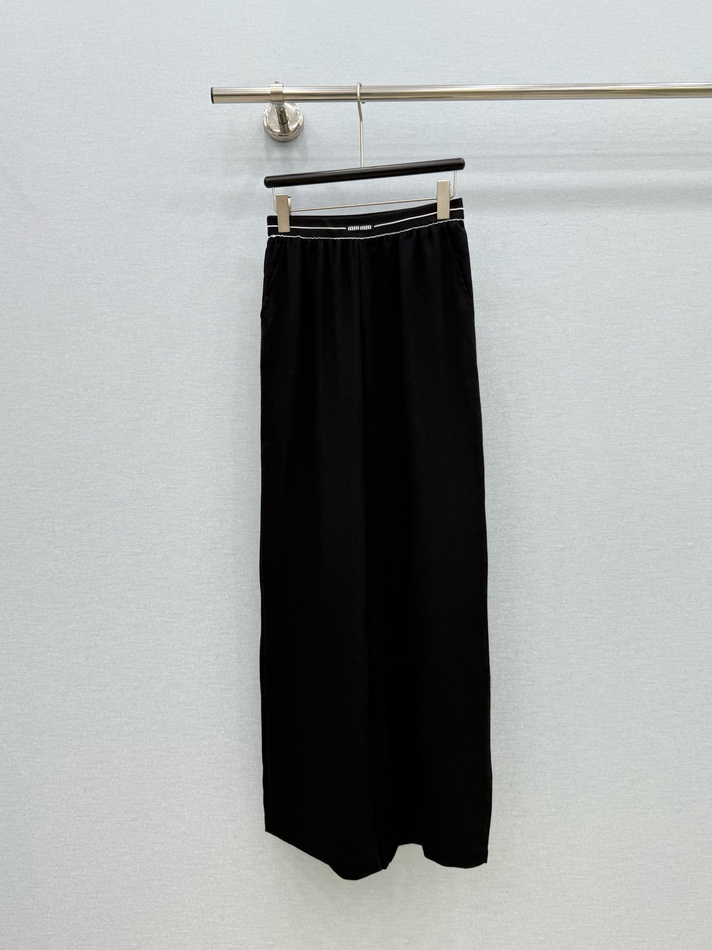 🛒𝐍𝐄𝐖 · 𝟐𝟎𝟐6/爆款现货原单品质  Miu*｜2026新品棉麻休闲裤常规设计  经典高级肌理细腻