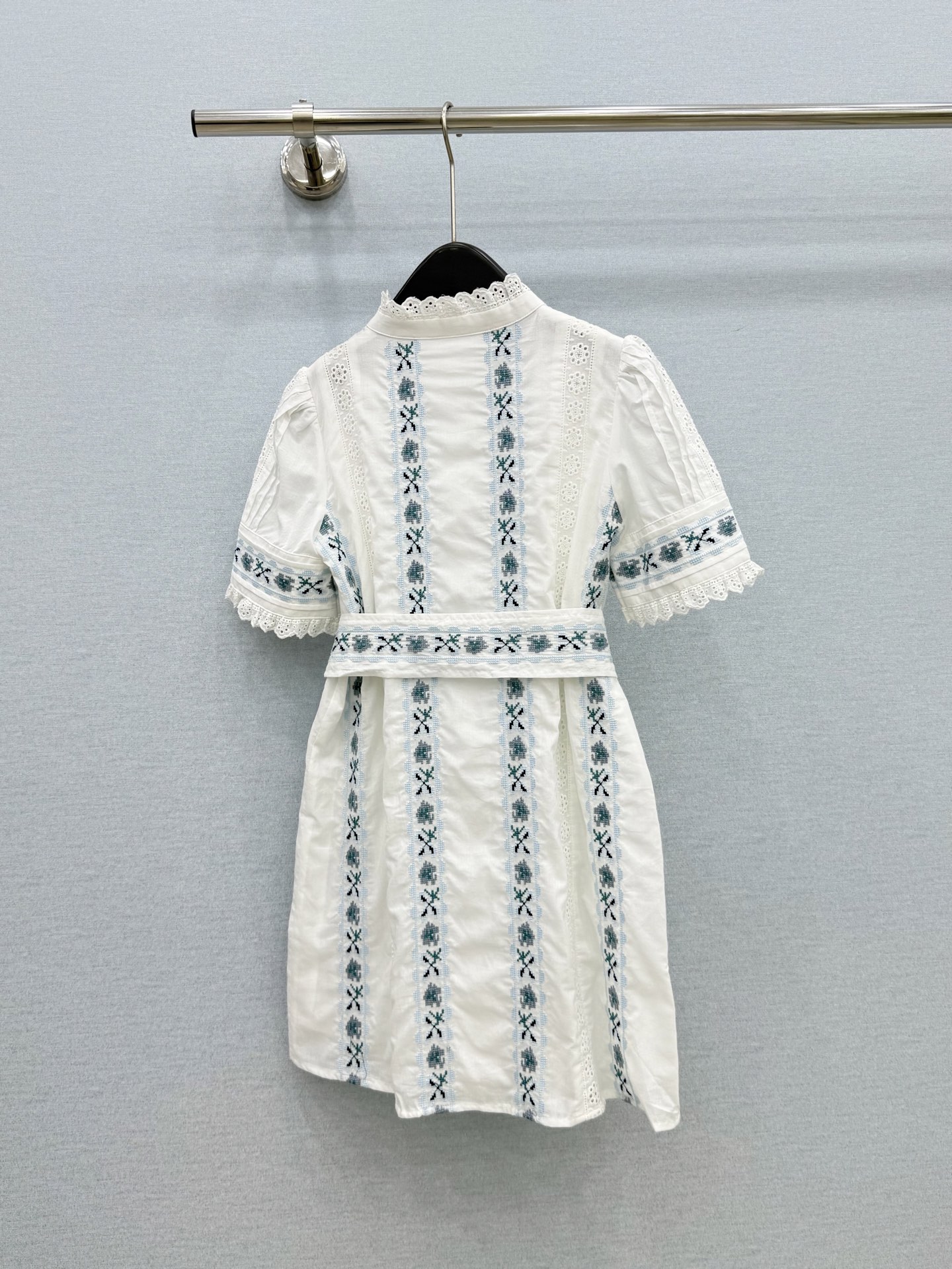 🛒𝐍𝐄𝐖 · 𝟐𝟎𝟐6/爆款现货原单品质  小众*｜2026新品系带刺绣连衣裙精致版型，高级肌理细腻 极