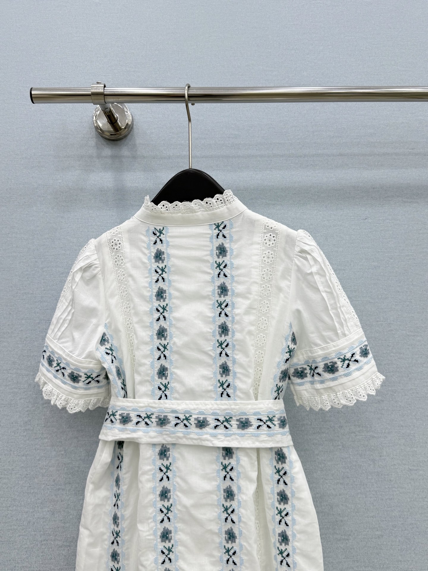 🛒𝐍𝐄𝐖 · 𝟐𝟎𝟐6/爆款现货原单品质  小众*｜2026新品系带刺绣连衣裙精致版型，高级肌理细腻 极
