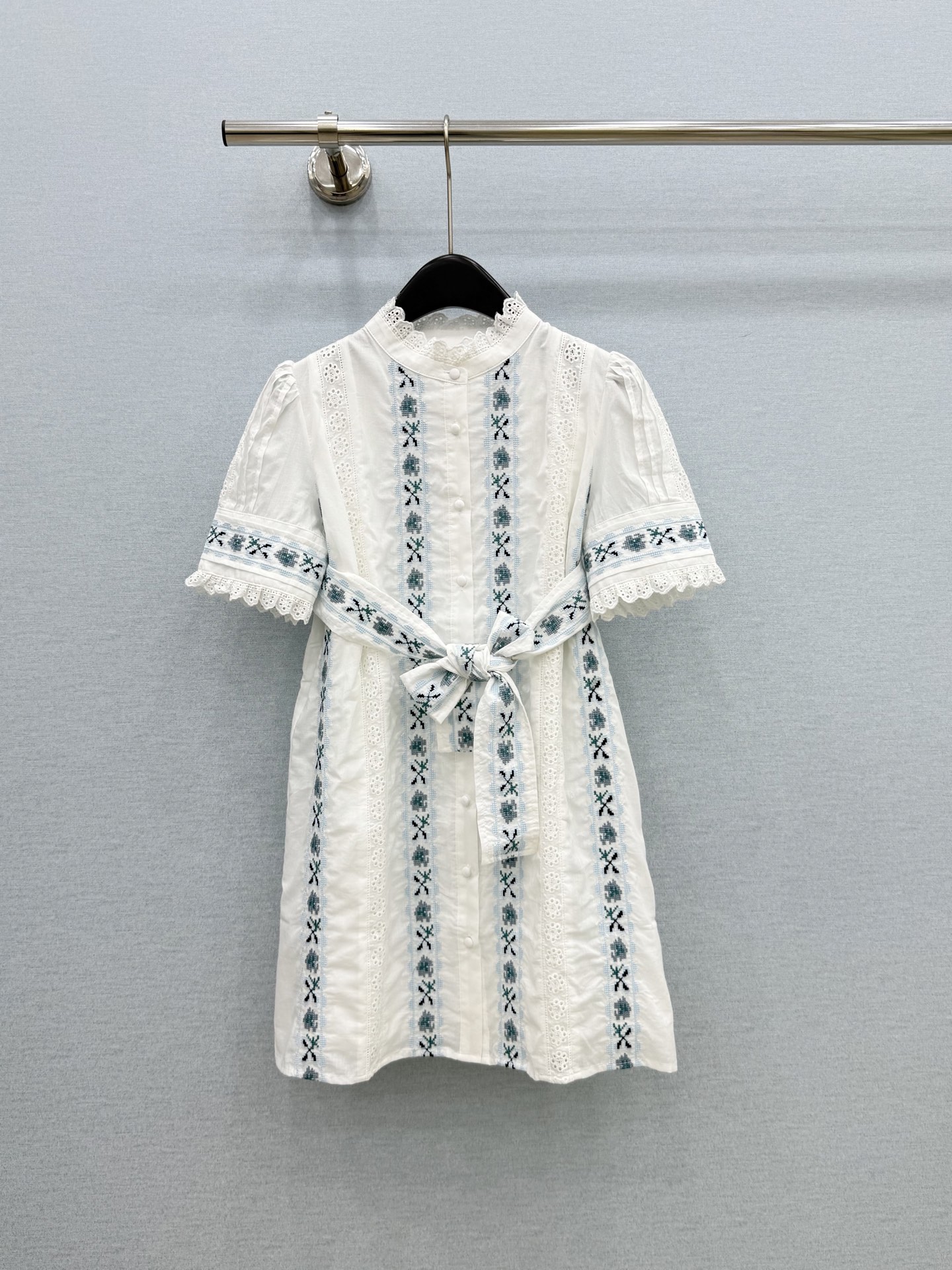 🛒𝐍𝐄𝐖 · 𝟐𝟎𝟐6/爆款现货原单品质  小众*｜2026新品系带刺绣连衣裙精致版型，高级肌理细腻 极