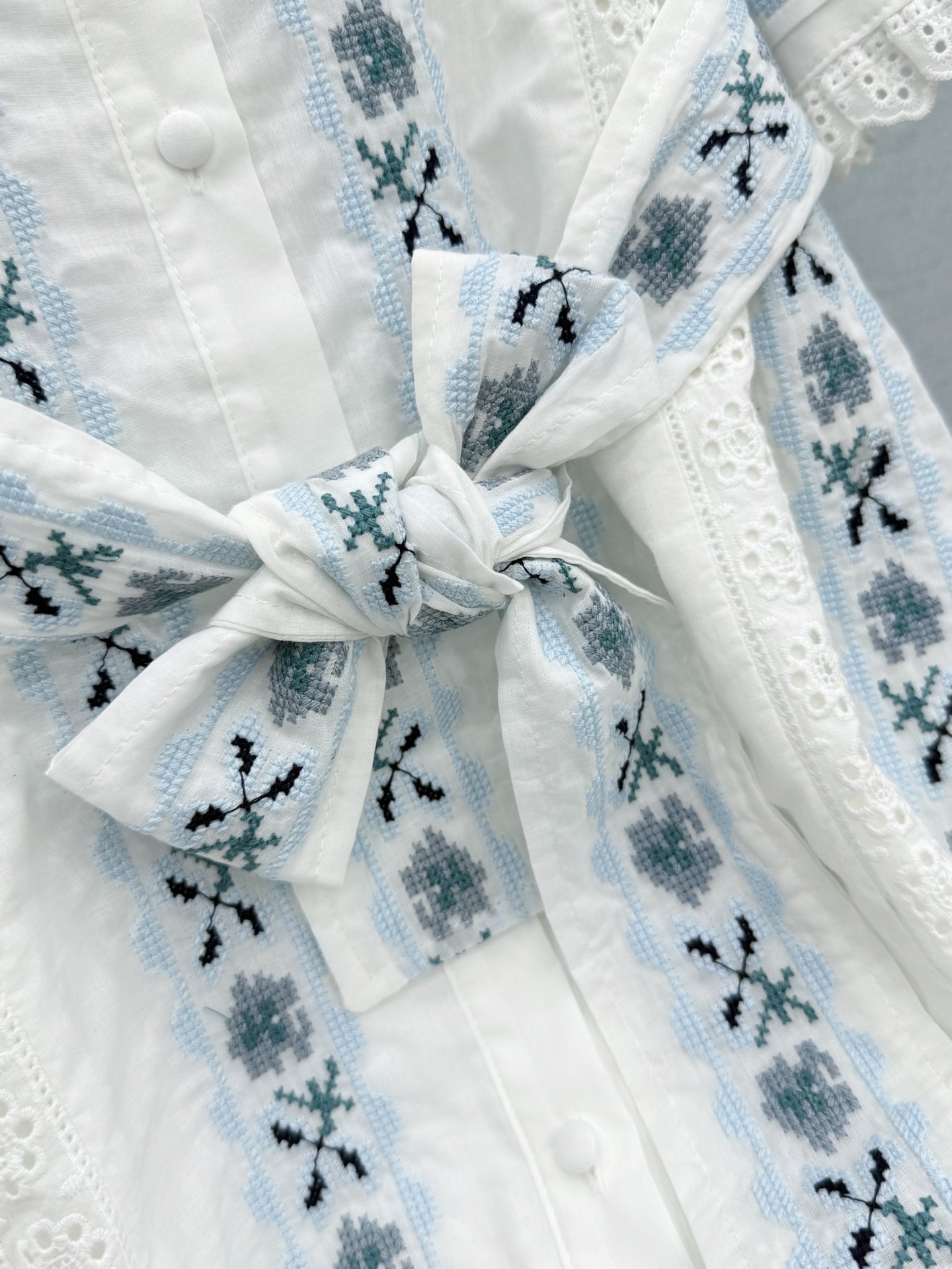 🛒𝐍𝐄𝐖 · 𝟐𝟎𝟐6/爆款现货原单品质  小众*｜2026新品系带刺绣连衣裙精致版型，高级肌理细腻 极