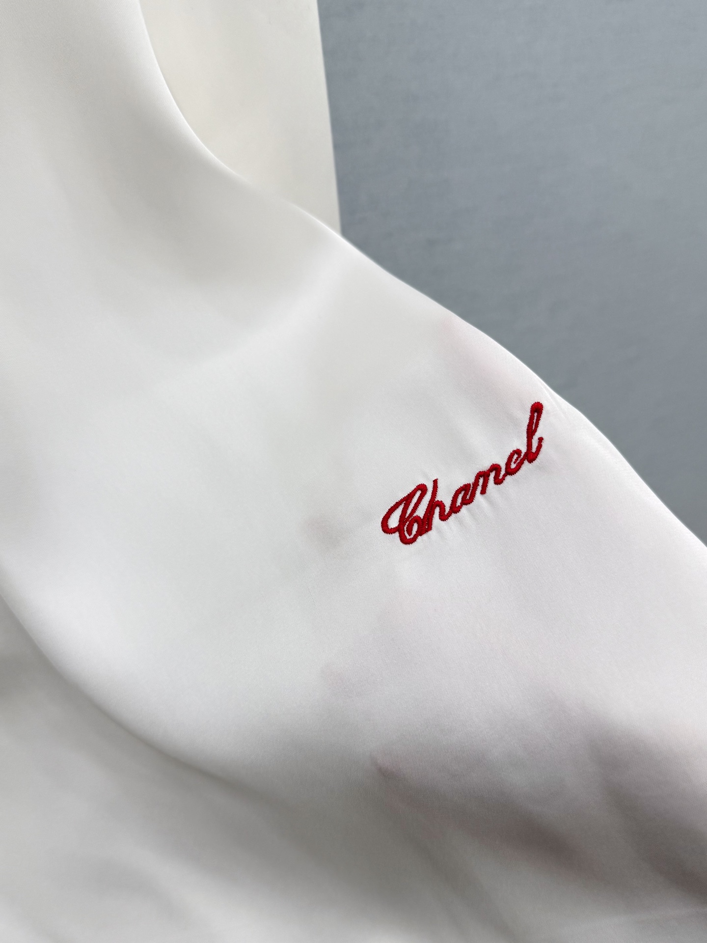 🛒𝐍𝐄𝐖 · 𝟐𝟎𝟐6/爆款现货【春夏新款】设计师｜2026中古字母刺绣重工订珠衬衫定制材质 舒适好穿 