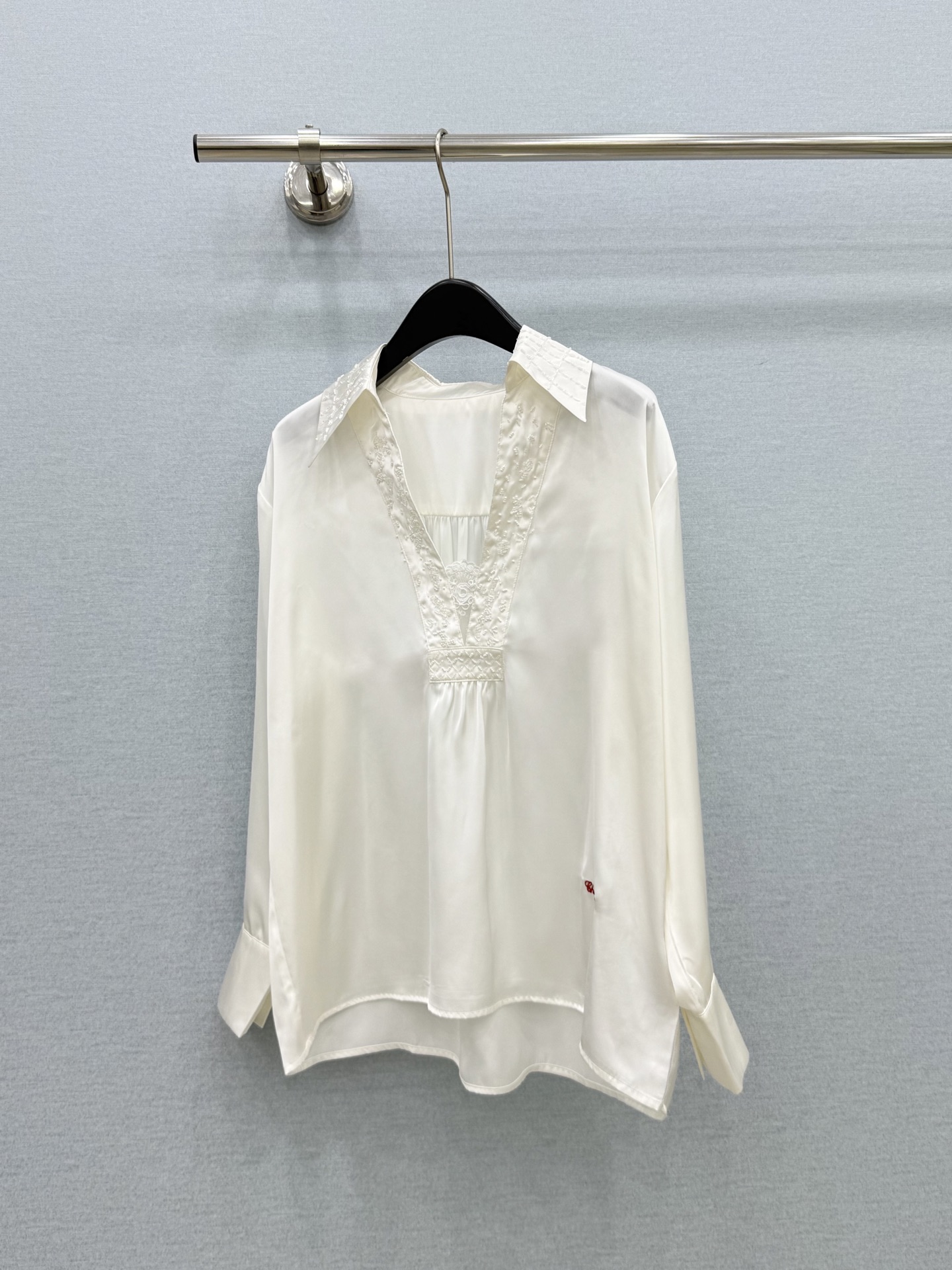 🛒𝐍𝐄𝐖 · 𝟐𝟎𝟐6/爆款现货【春夏新款】设计师｜2026中古字母刺绣重工订珠衬衫定制材质 舒适好穿 