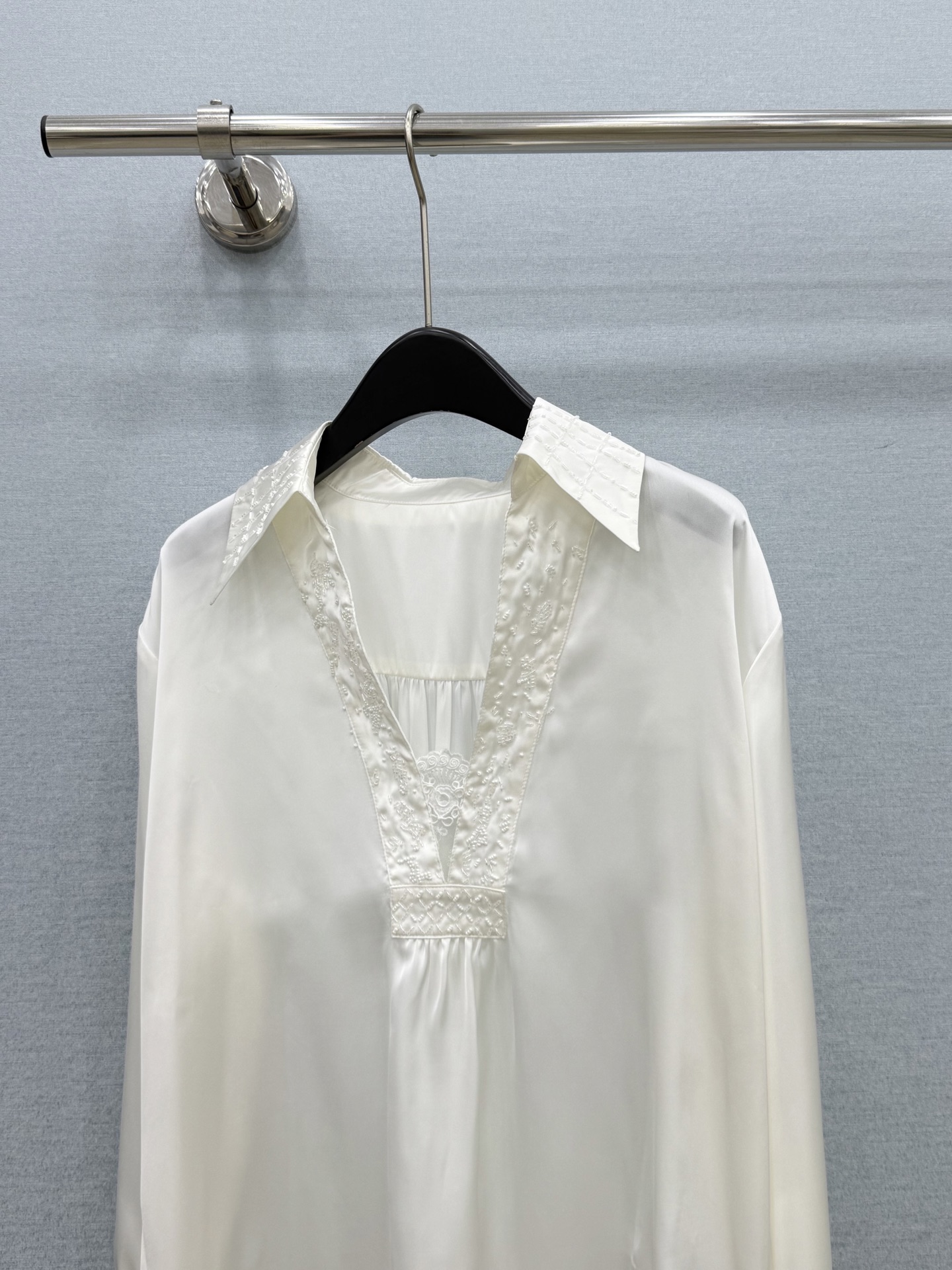 🛒𝐍𝐄𝐖 · 𝟐𝟎𝟐6/爆款现货【春夏新款】设计师｜2026中古字母刺绣重工订珠衬衫定制材质 舒适好穿 
