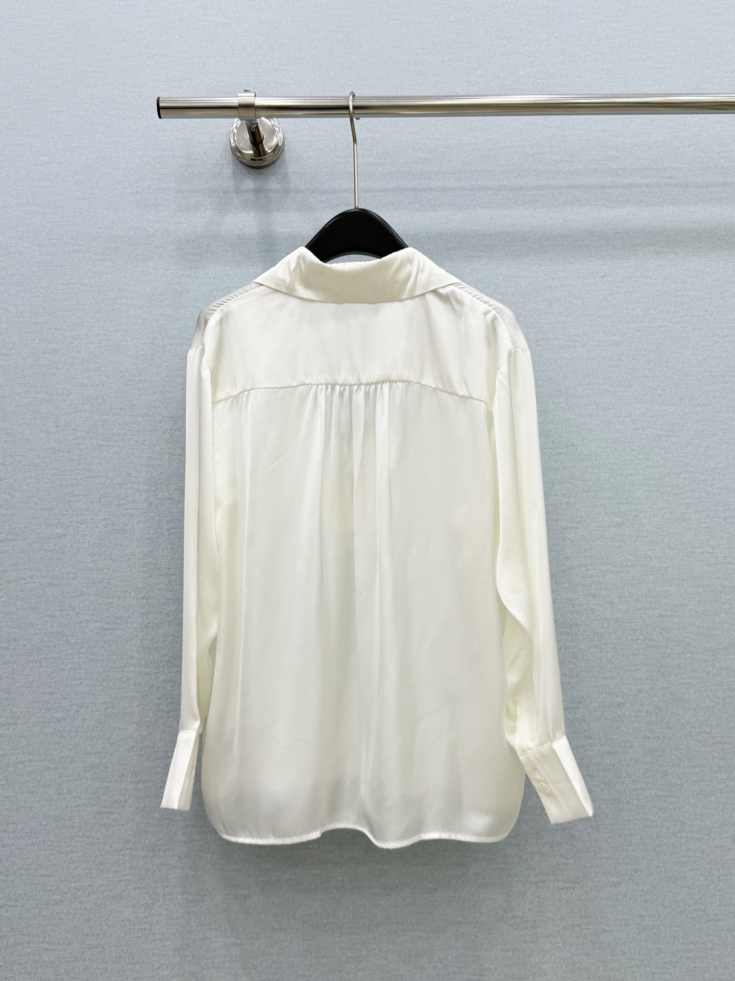 🛒𝐍𝐄𝐖 · 𝟐𝟎𝟐6/爆款现货【春夏新款】设计师｜2026中古字母刺绣重工订珠衬衫定制材质 舒适好穿 