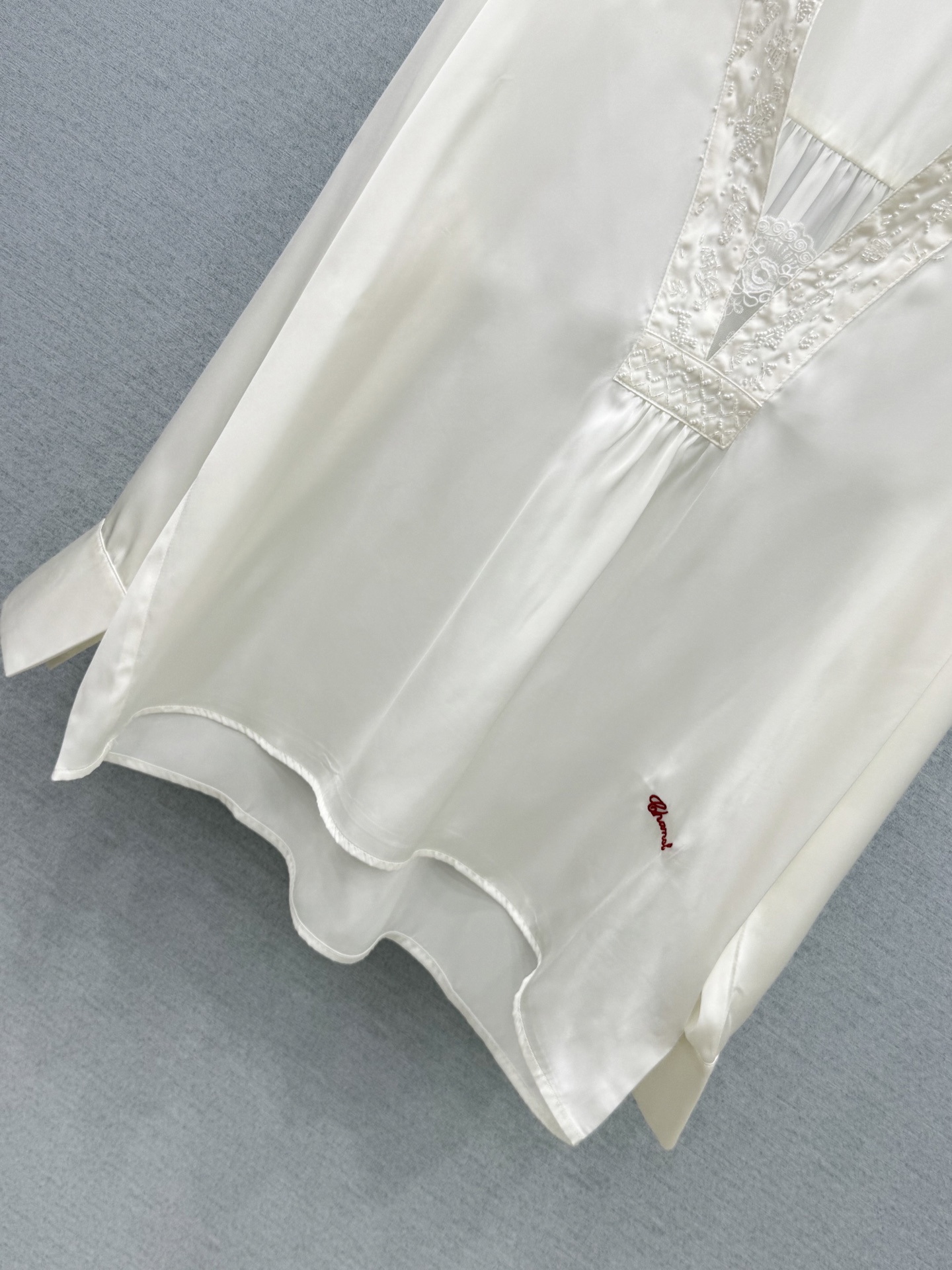 🛒𝐍𝐄𝐖 · 𝟐𝟎𝟐6/爆款现货【春夏新款】设计师｜2026中古字母刺绣重工订珠衬衫定制材质 舒适好穿 