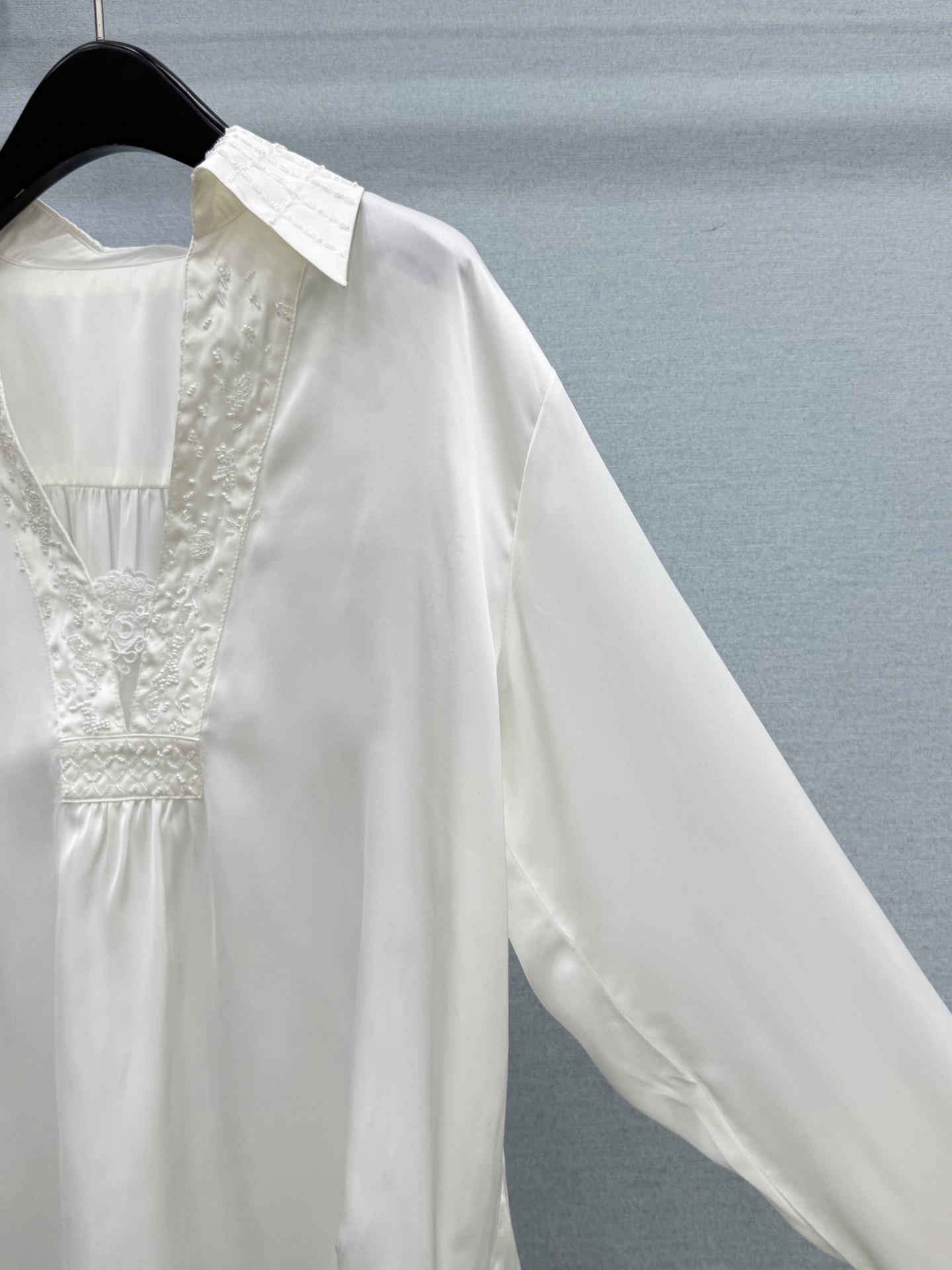 🛒𝐍𝐄𝐖 · 𝟐𝟎𝟐6/爆款现货【春夏新款】设计师｜2026中古字母刺绣重工订珠衬衫定制材质 舒适好穿 