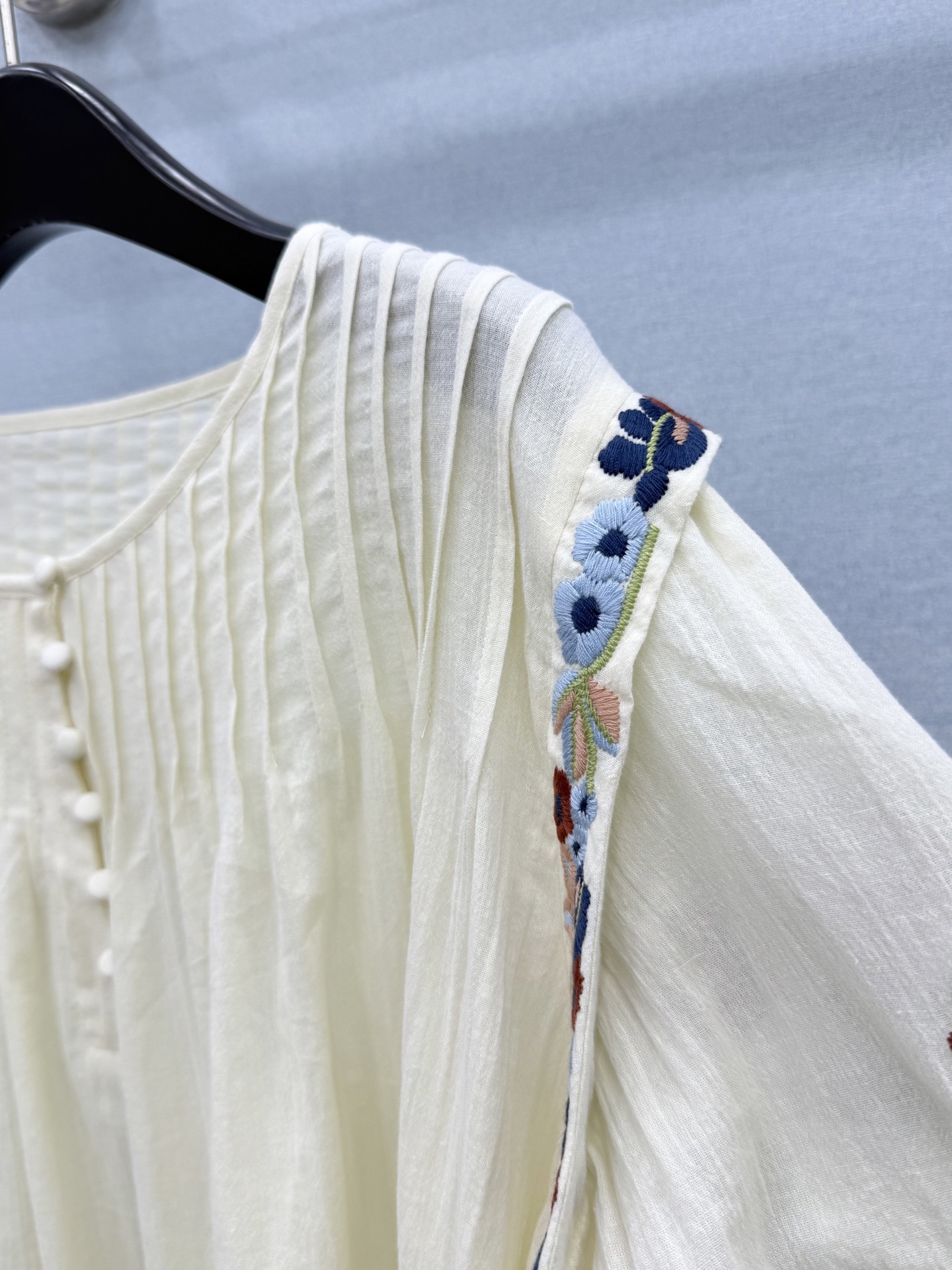 🛒𝐍𝐄𝐖 · 𝟐𝟎𝟐6/爆款现货原单品质 小众*|2026新品压褶刺绣衬衫精致版型,高级肌理细腻 极简 🛒𝐍𝐄𝐖 · 𝟐𝟎𝟐6/爆款现货原单品质 小众*|2026新品压褶刺绣衬衫精致版型,高级肌理细腻 极简