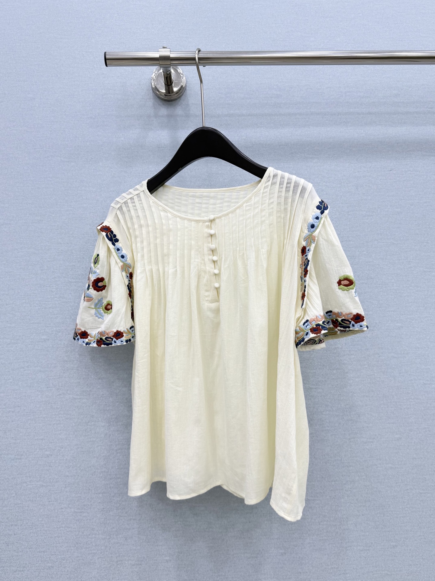 🛒𝐍𝐄𝐖 · 𝟐𝟎𝟐6/爆款现货原单品质  小众*｜2026新品压褶刺绣衬衫精致版型，高级肌理细腻 极简