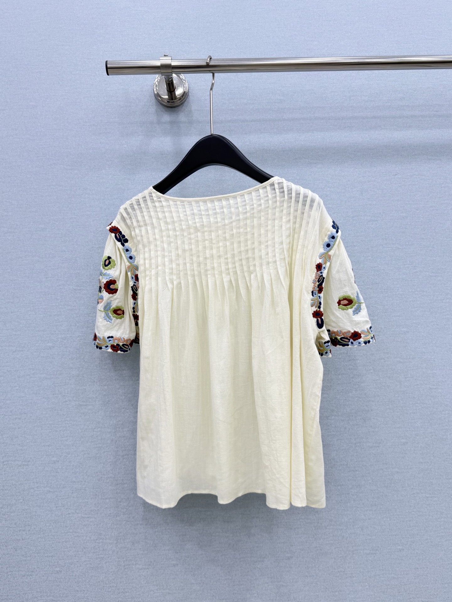 🛒𝐍𝐄𝐖 · 𝟐𝟎𝟐6/爆款现货原单品质 小众*|2026新品压褶刺绣衬衫精致版型,高级肌理细腻 极简 🛒𝐍𝐄𝐖 · 𝟐𝟎𝟐6/爆款现货原单品质 小众*|2026新品压褶刺绣衬衫精致版型,高级肌理细腻 极简