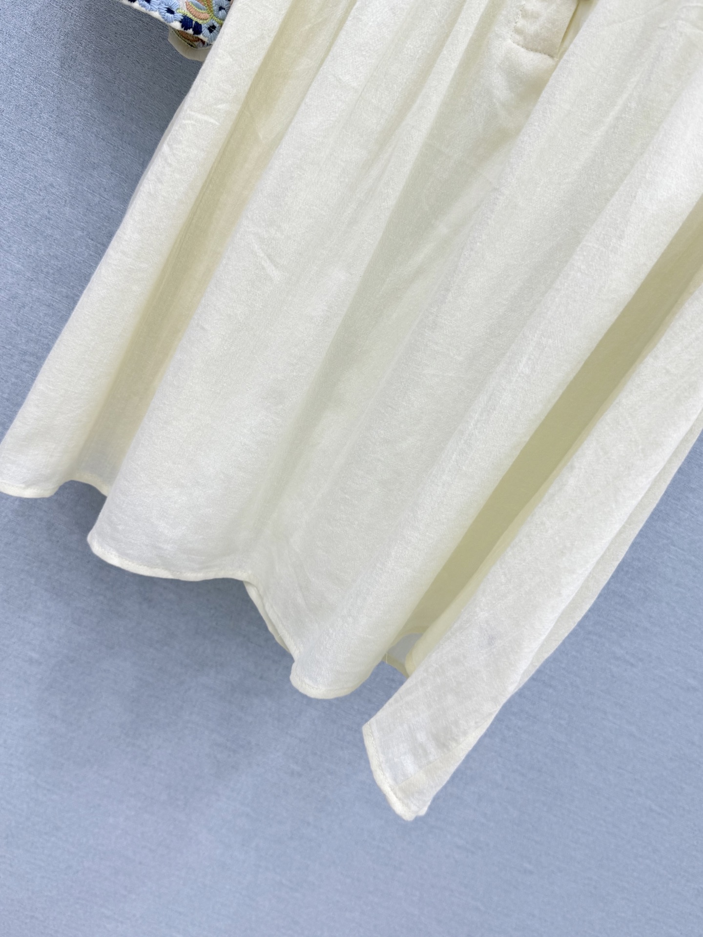 🛒𝐍𝐄𝐖 · 𝟐𝟎𝟐6/爆款现货原单品质 小众*|2026新品压褶刺绣衬衫精致版型,高级肌理细腻 极简 🛒𝐍𝐄𝐖 · 𝟐𝟎𝟐6/爆款现货原单品质 小众*|2026新品压褶刺绣衬衫精致版型,高级肌理细腻 极简