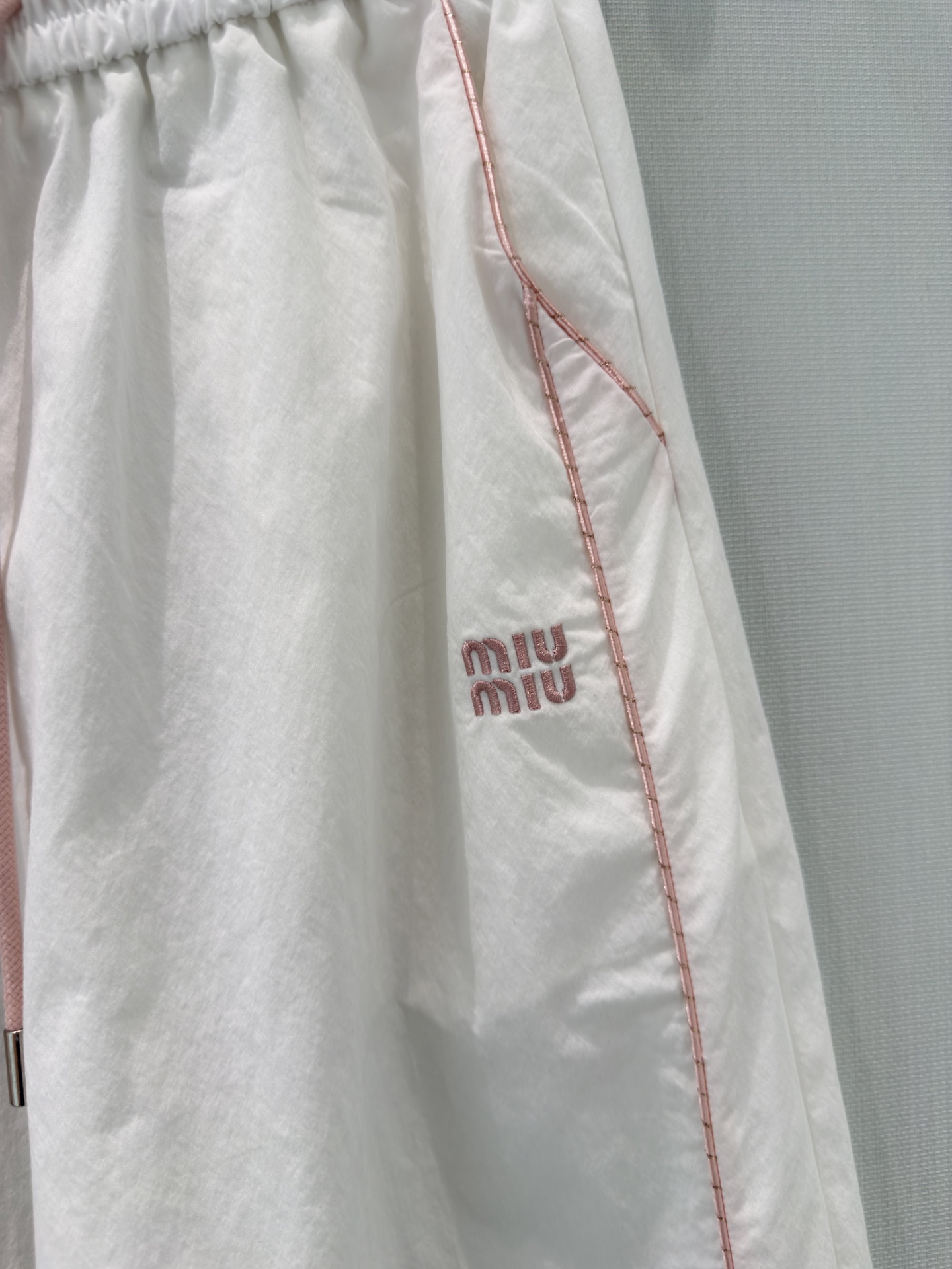 🛒𝐍𝐄𝐖 · 𝟐𝟎𝟐6/爆款现货【原单品质】Miu M*｜撞色拼条抽绳工装式休闲裤颜色百搭高级 定制版型
