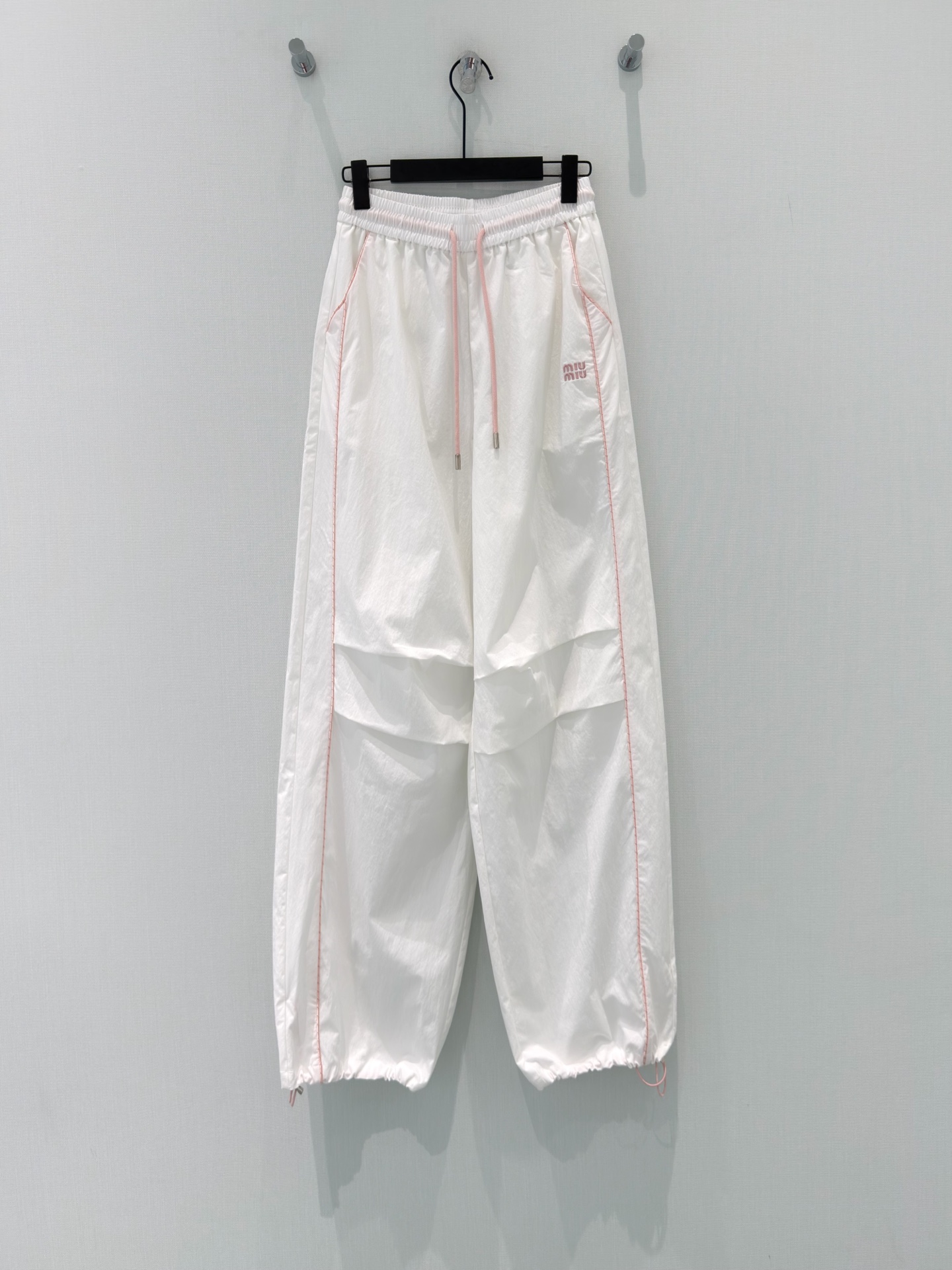 NO:857448,· 6/Hot items in stock [original order quality] Miu M*｜Contrast color patchwork drawstring work-style casual pants. Versatile and high-end colors. The customized version shows a sense of high-end casualness. A visual feast. A must-have versatile item for all seasons. Customized fabrics, great texture, full of lazy style. A must-have item for goddesses!  The version is versatile and not picky, the lines are elongated and the proportions are so beautiful that you don’t want to miss it!  The quality of workmanship depends on the details. White｜Navy blue S M L /, Miu Miu-clothing, miumiu,19860909· 6/爆款现货【原单品质】Miu M*｜撞色拼条抽绳工装式休闲裤 颜色百搭高级 定制版型尽显高级随意感 视觉盛宴 四季必入的百搭单品 订制面料,质感巨好,慵懒范儿十足 女神必入神器！ 版型百搭不挑人 拉长线条比例 上身美的不要不要的！ 做工品质看细节 白色｜藏蓝 S M L /,缪缪-服装,miumiu,,Women's clothing