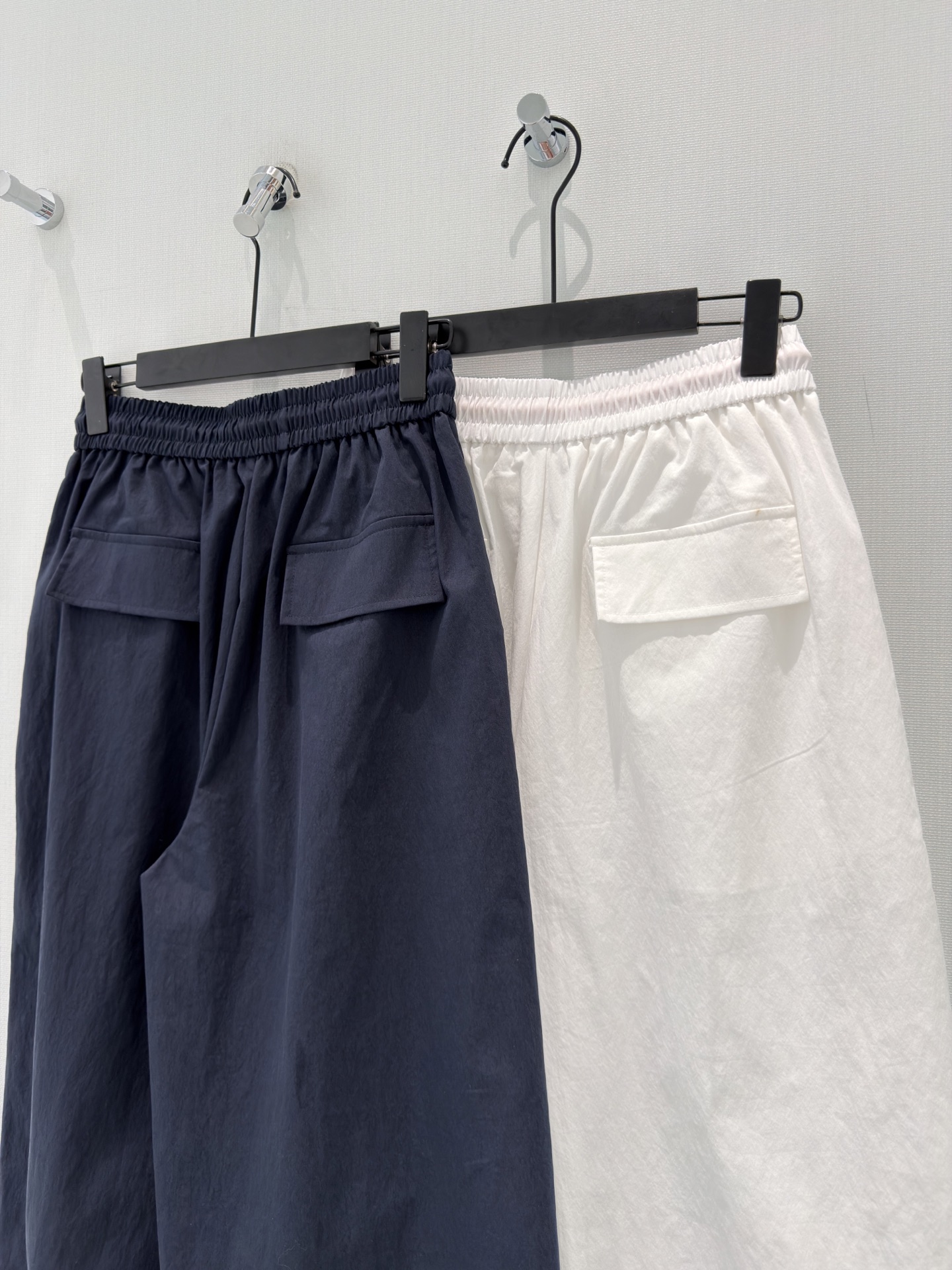 🛒𝐍𝐄𝐖 · 𝟐𝟎𝟐6/爆款现货【原单品质】Miu M*｜撞色拼条抽绳工装式休闲裤颜色百搭高级 定制版型