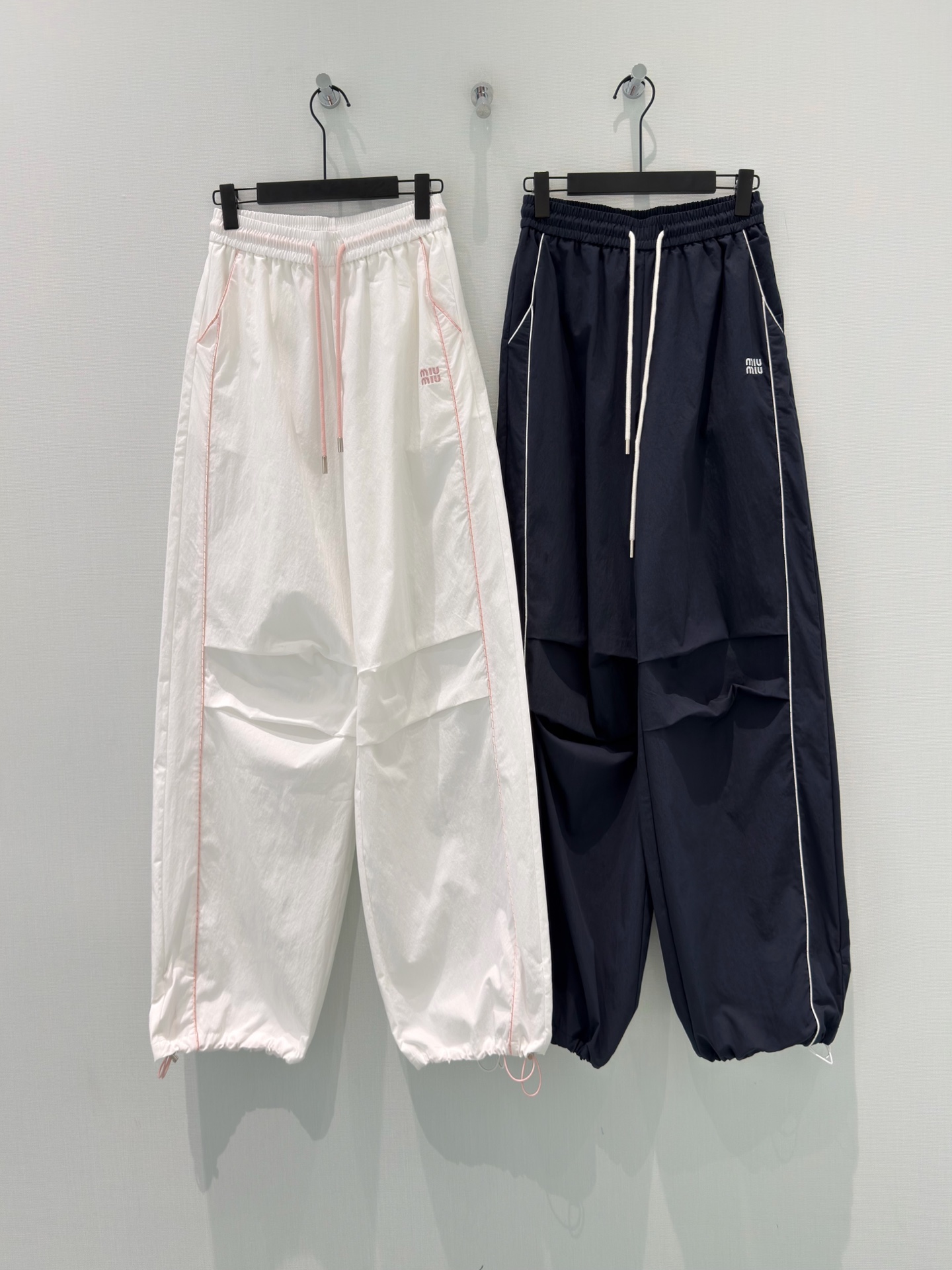 🛒𝐍𝐄𝐖 · 𝟐𝟎𝟐6/爆款现货【原单品质】Miu M*｜撞色拼条抽绳工装式休闲裤颜色百搭高级 定制版型