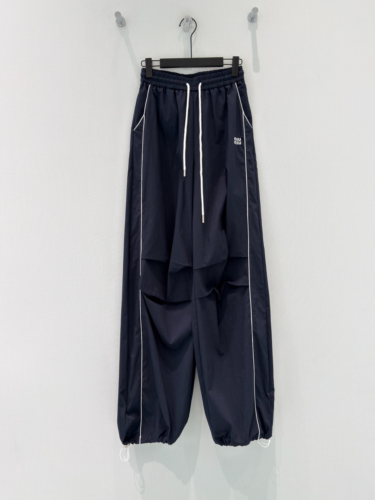 🛒𝐍𝐄𝐖 · 𝟐𝟎𝟐6/爆款现货【原单品质】Miu M*｜撞色拼条抽绳工装式休闲裤颜色百搭高级 定制版型