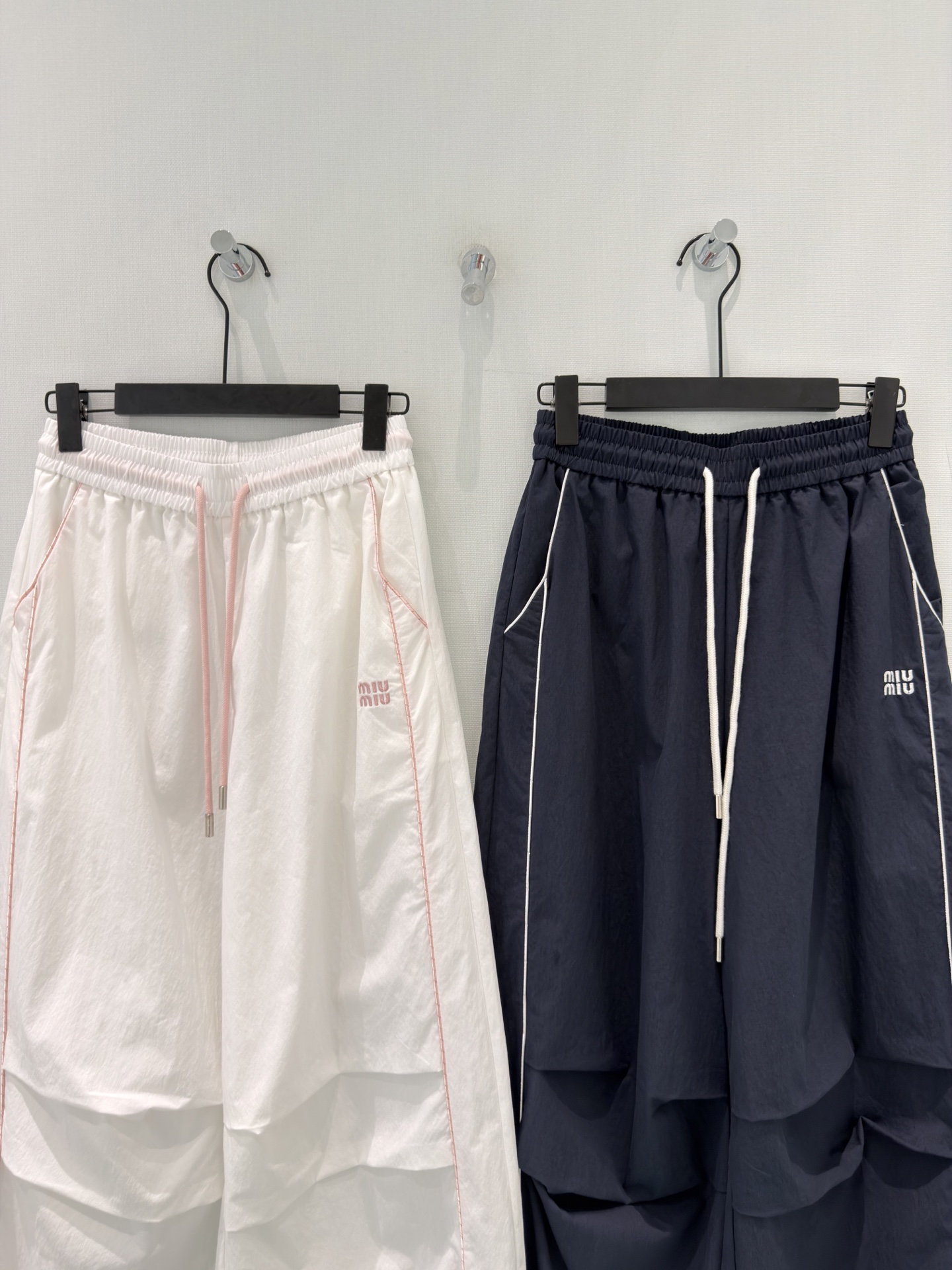 🛒𝐍𝐄𝐖 · 𝟐𝟎𝟐6/爆款现货【原单品质】Miu M*｜撞色拼条抽绳工装式休闲裤颜色百搭高级 定制版型