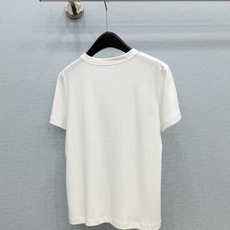 🛒𝐍𝐄𝐖 · 𝟐𝟎𝟐6/爆款现货【春夏上新】 Lv*|2026新款刺绣短袖T恤高订面料,百搭版型 ,上 🛒𝐍𝐄𝐖 · 𝟐𝟎𝟐6/爆款现货【春夏上新】 Lv*|2026新款刺绣短袖T恤高订面料,百搭版型 ,上