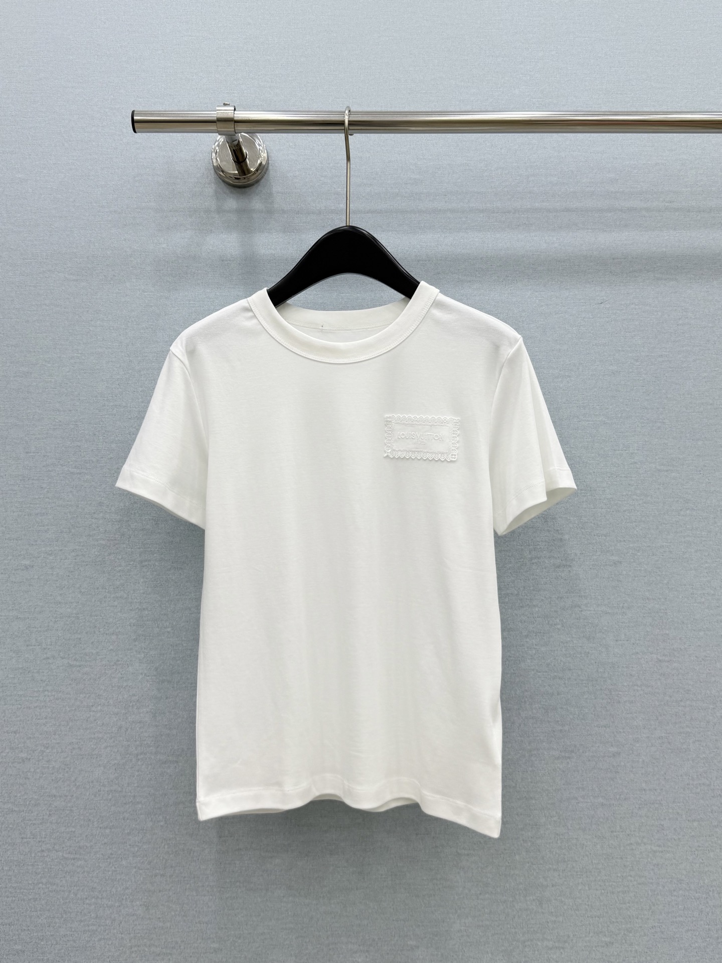 🛒𝐍𝐄𝐖 · 𝟐𝟎𝟐6/爆款现货【春夏上新】 Lv*｜2026新款刺绣短袖T恤高订面料，百搭版型  ，上