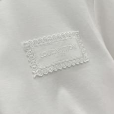🛒𝐍𝐄𝐖 · 𝟐𝟎𝟐6/爆款现货【春夏上新】 Lv*|2026新款刺绣短袖T恤高订面料,百搭版型 ,上 🛒𝐍𝐄𝐖 · 𝟐𝟎𝟐6/爆款现货【春夏上新】 Lv*|2026新款刺绣短袖T恤高订面料,百搭版型 ,上
