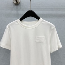 🛒𝐍𝐄𝐖 · 𝟐𝟎𝟐6/爆款现货【春夏上新】 Lv*|2026新款刺绣短袖T恤高订面料,百搭版型 ,上 🛒𝐍𝐄𝐖 · 𝟐𝟎𝟐6/爆款现货【春夏上新】 Lv*|2026新款刺绣短袖T恤高订面料,百搭版型 ,上