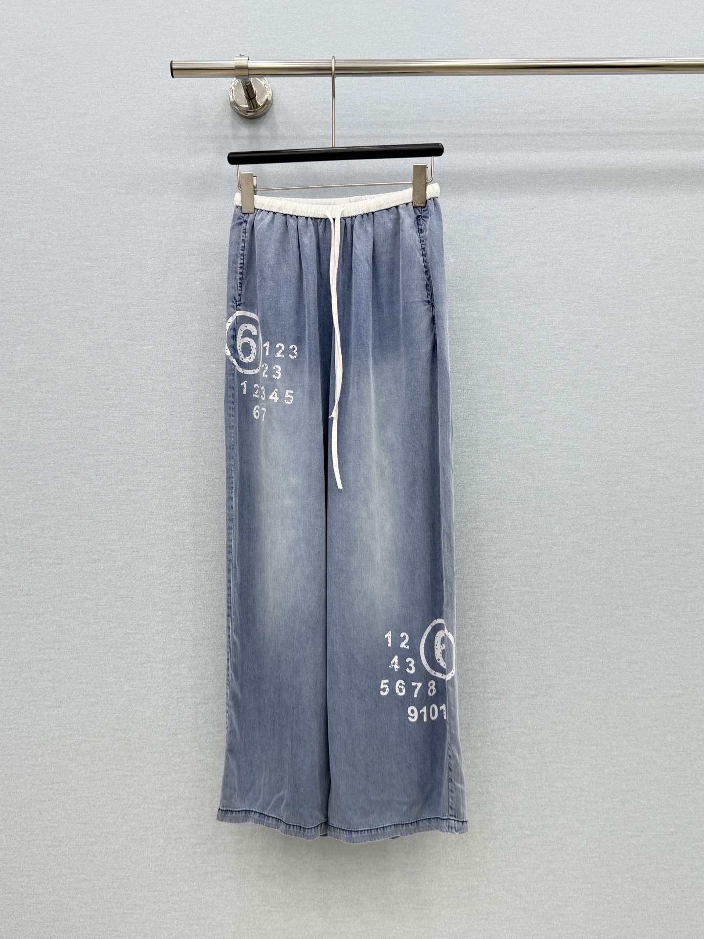 🛒𝐍𝐄𝐖 · 𝟐𝟎𝟐6/爆款现货原单品质 设计师｜26印花抽绳天丝牛仔裤经典版型 包容性极好 撞色腰头视