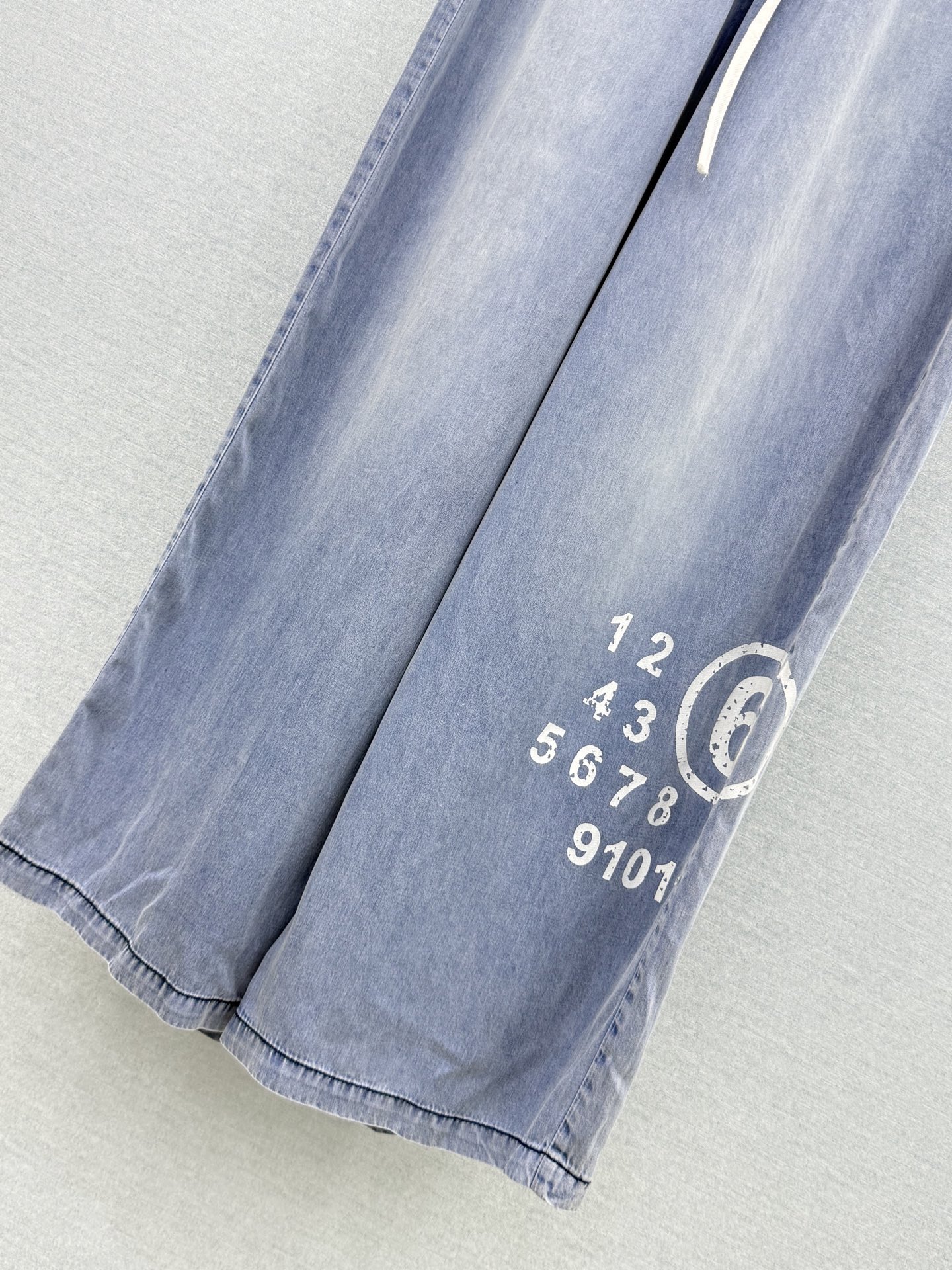 🛒𝐍𝐄𝐖 · 𝟐𝟎𝟐6/爆款现货原单品质 设计师｜26印花抽绳天丝牛仔裤经典版型 包容性极好 撞色腰头视