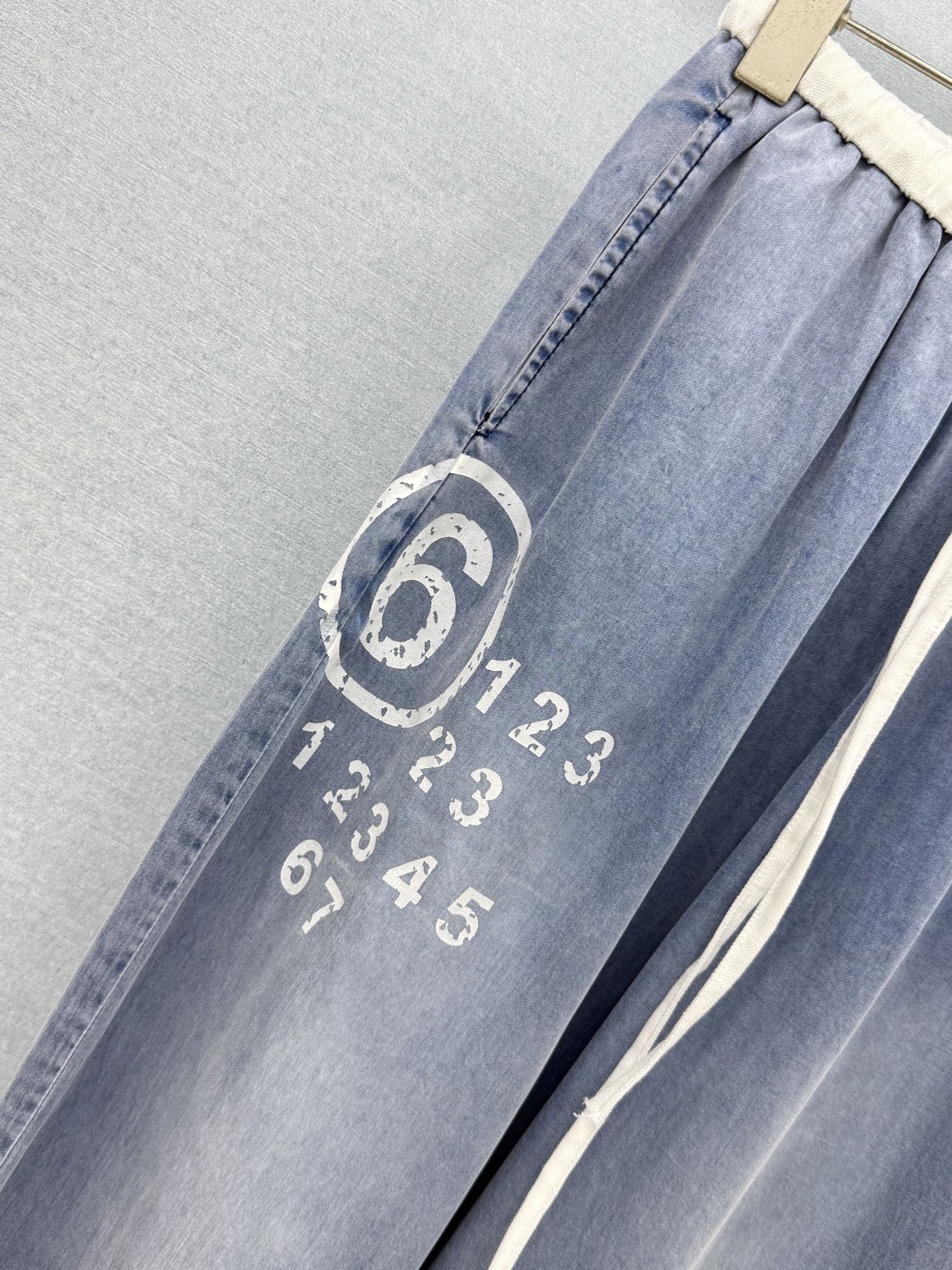 🛒𝐍𝐄𝐖 · 𝟐𝟎𝟐6/爆款现货原单品质 设计师｜26印花抽绳天丝牛仔裤经典版型 包容性极好 撞色腰头视