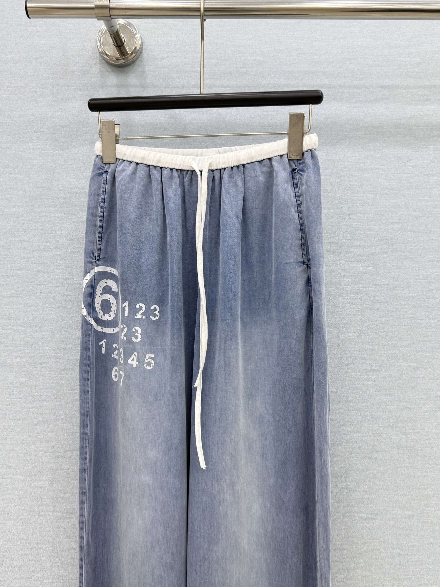 🛒𝐍𝐄𝐖 · 𝟐𝟎𝟐6/爆款现货原单品质 设计师｜26印花抽绳天丝牛仔裤经典版型 包容性极好 撞色腰头视