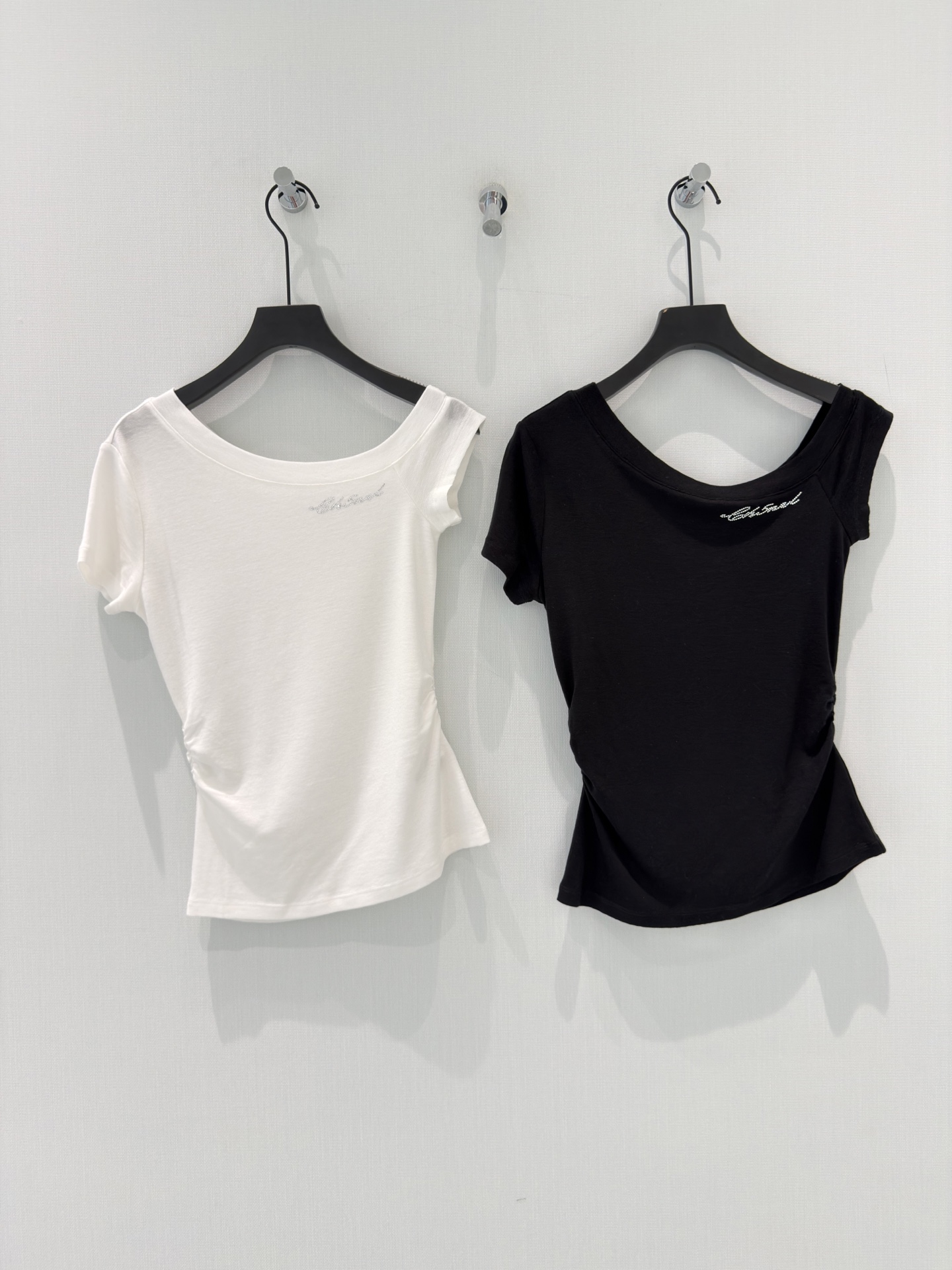 NO:860067,· 6/hot stock original designer | 2026 new Tencel wool off-shoulder T-shirt, customized YB material, breathable and comfortable, full of texture, small version hot diamond short-sleeved T-shirt cut, highlighting the brand style, presenting slimming visual effect, classic color system, highlighting high-end style, stylish when worn alone, customized surface accessories, high version, white | black SML,, T-shirt, tees, t-shirt,19860909· 6/爆款现货 原创 设计师 ｜2026新品天丝羊毛斜肩T恤 定制YB材质 透气舒适 质感十足 小版型烫钻短袖T恤裁剪 凸显品牌格调 呈现显瘦视觉效果经典色系 彰显高级格调 单穿内搭都出彩时髦 定制面辅料 高版本 白色｜黑色 SML,,T-shirt,tees，t-shirt,,Women's clothing