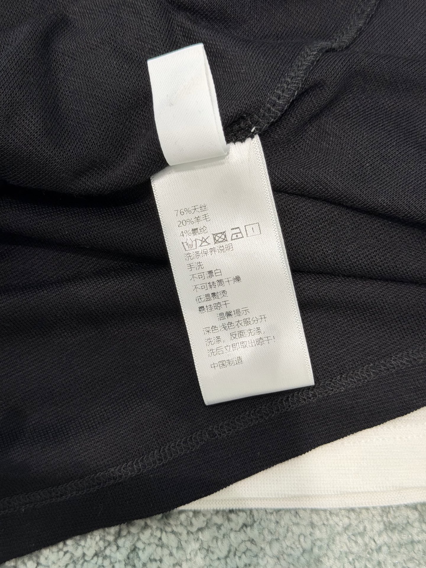 🛒𝐍𝐄𝐖 · 𝟐𝟎𝟐6/爆款现货原创  设计师 ｜2026新品天丝羊毛斜肩T恤定制YB材质 透气舒适 质