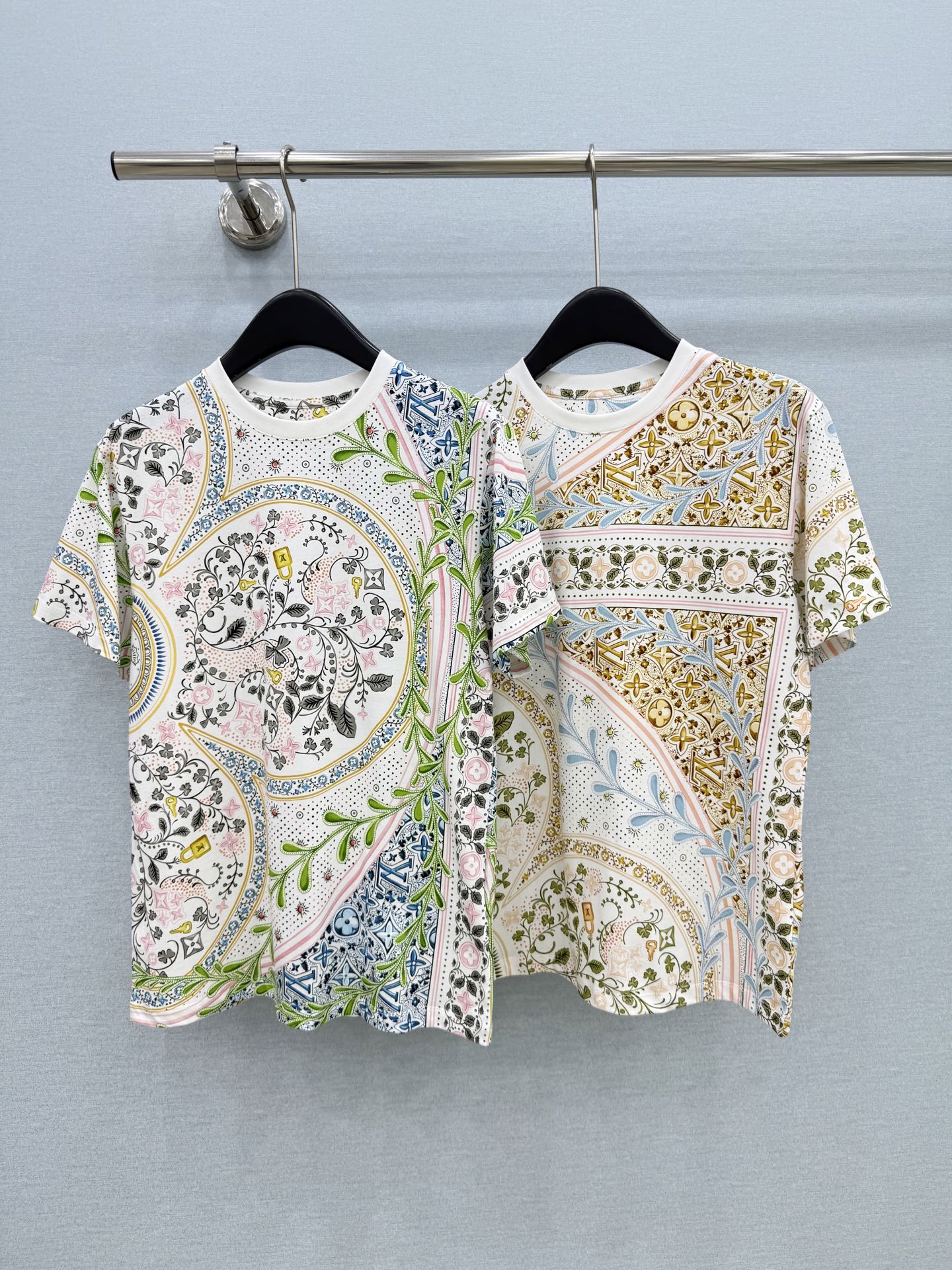 🛒𝐍𝐄𝐖 · 𝟐𝟎𝟐6/爆款现货【春夏上新】 Lv｜2026新款印花T恤高订面料，百搭版型  ，上身的触