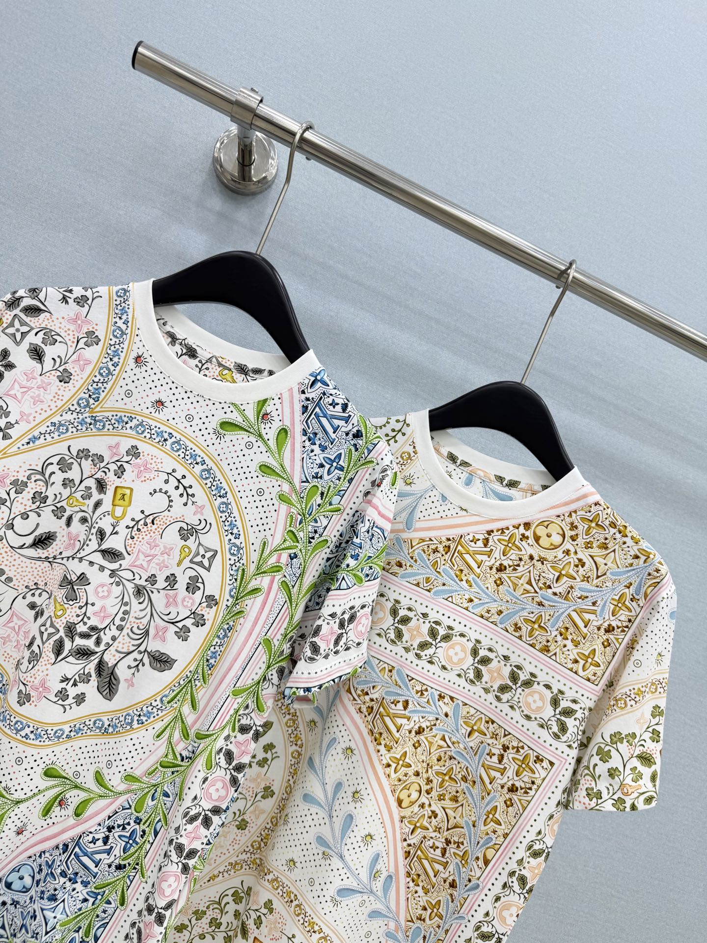 🛒𝐍𝐄𝐖 · 𝟐𝟎𝟐6/爆款现货【春夏上新】 Lv|2026新款印花T恤高订面料,百搭版型 ,上身的触 🛒𝐍𝐄𝐖 · 𝟐𝟎𝟐6/爆款现货【春夏上新】 Lv|2026新款印花T恤高订面料,百搭版型 ,上身的触