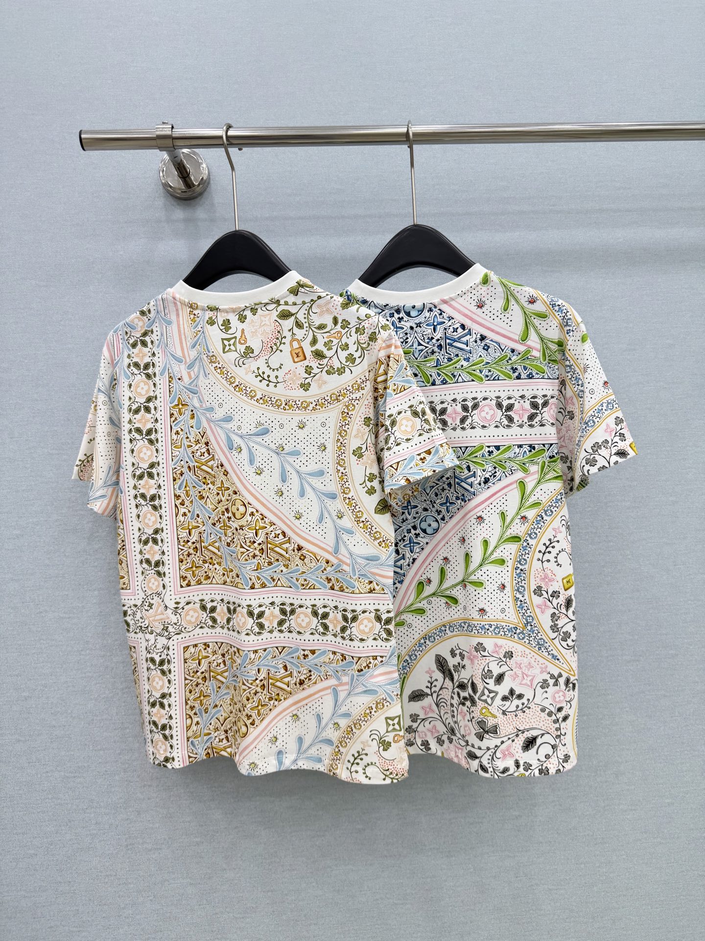🛒𝐍𝐄𝐖 · 𝟐𝟎𝟐6/爆款现货【春夏上新】 Lv|2026新款印花T恤高订面料,百搭版型 ,上身的触 🛒𝐍𝐄𝐖 · 𝟐𝟎𝟐6/爆款现货【春夏上新】 Lv|2026新款印花T恤高订面料,百搭版型 ,上身的触