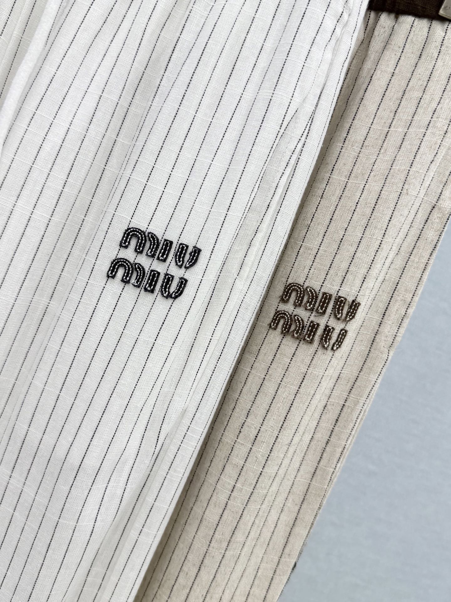 🛒𝐍𝐄𝐖 · 𝟐𝟎𝟐6/爆款现货原单品质  Miu*｜2026新品棉麻条纹休闲裤常规设计  经典高级肌理