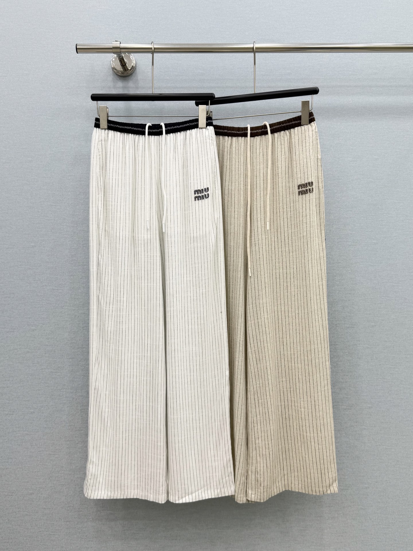 🛒𝐍𝐄𝐖 · 𝟐𝟎𝟐6/爆款现货原单品质  Miu*｜2026新品棉麻条纹休闲裤常规设计  经典高级肌理