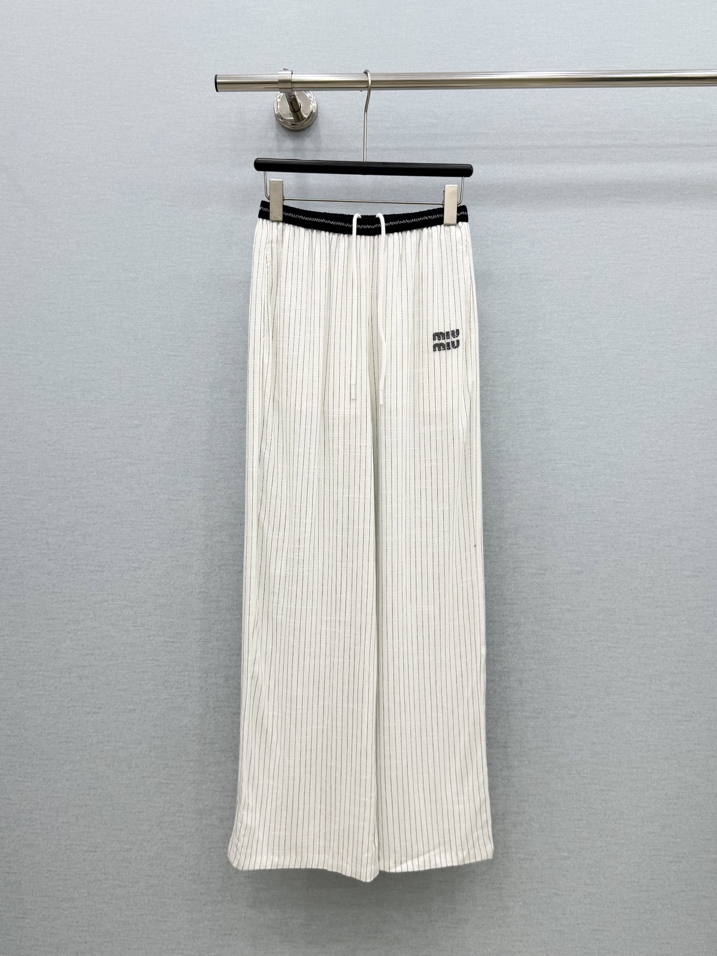 🛒𝐍𝐄𝐖 · 𝟐𝟎𝟐6/爆款现货原单品质  Miu*｜2026新品棉麻条纹休闲裤常规设计  经典高级肌理