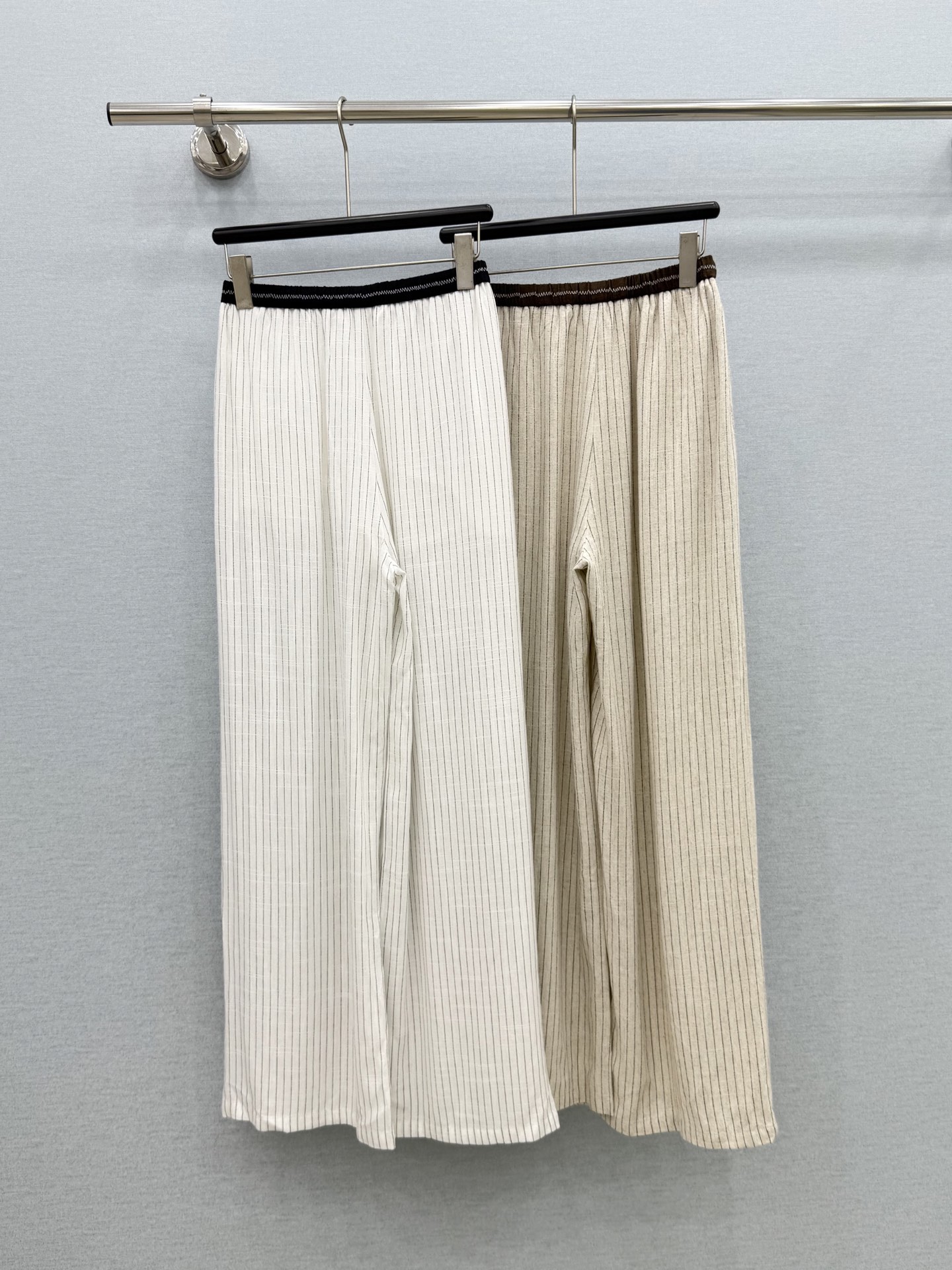 🛒𝐍𝐄𝐖 · 𝟐𝟎𝟐6/爆款现货原单品质  Miu*｜2026新品棉麻条纹休闲裤常规设计  经典高级肌理