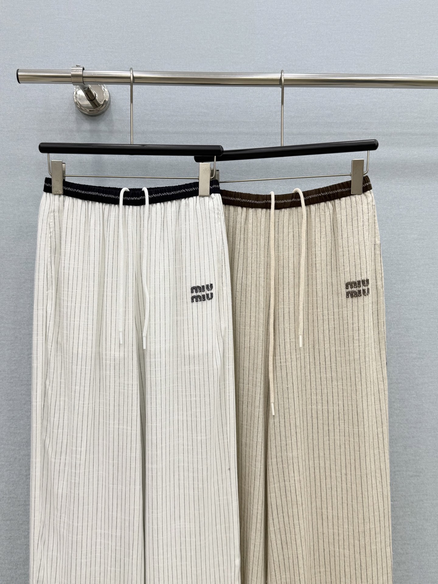 🛒𝐍𝐄𝐖 · 𝟐𝟎𝟐6/爆款现货原单品质  Miu*｜2026新品棉麻条纹休闲裤常规设计  经典高级肌理