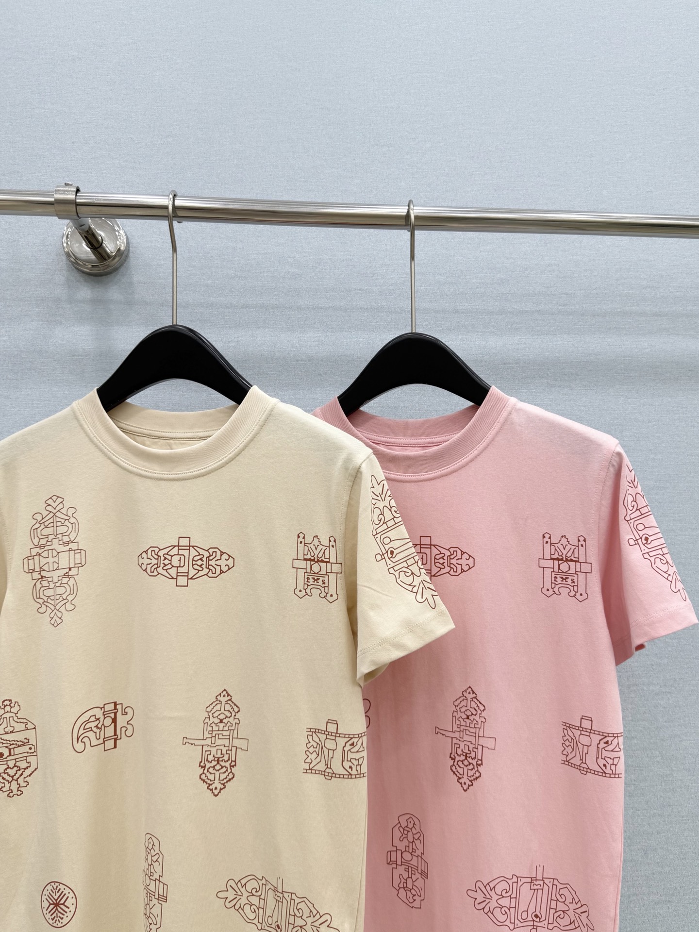 🛒𝐍𝐄𝐖 · 𝟐𝟎𝟐6/爆款现货【春夏上新】 Her*|2026新款撞色印花T恤高订面料,百搭版型 , 🛒𝐍𝐄𝐖 · 𝟐𝟎𝟐6/爆款现货【春夏上新】 Her*|2026新款撞色印花T恤高订面料,百搭版型 ,