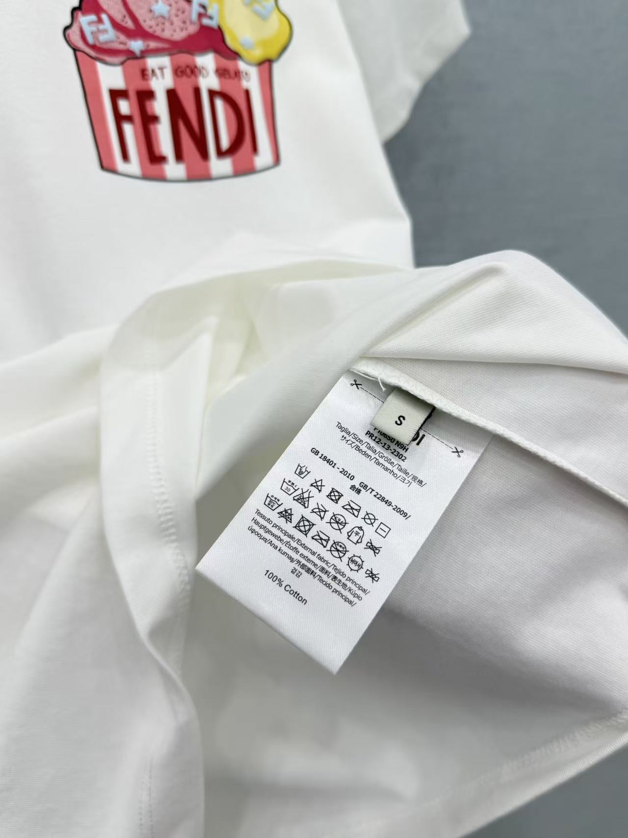 🛒𝐍𝐄𝐖 · 𝟐𝟎𝟐6/爆款现货【春夏上新】 Fen*｜2026新款气泡印花T恤高订面料，百搭版型  ，