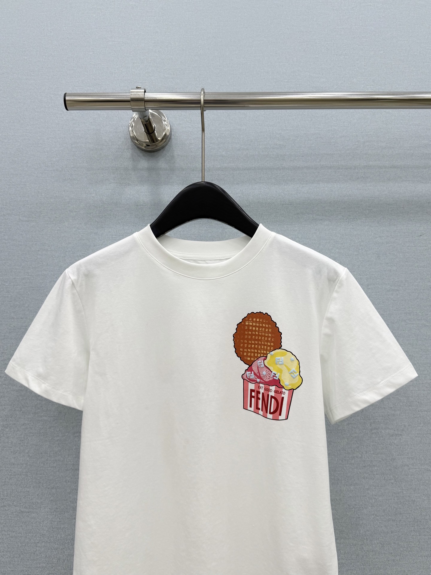 🛒𝐍𝐄𝐖 · 𝟐𝟎𝟐6/爆款现货【春夏上新】 Fen*｜2026新款气泡印花T恤高订面料，百搭版型  ，